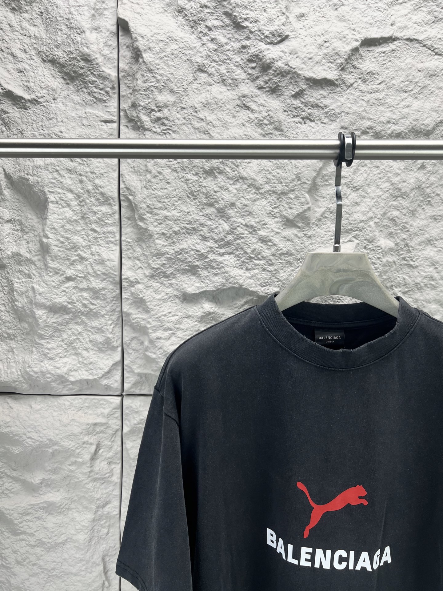 Balenciaga BALENCI*GA 巴黎新款联名puma系列前面印花洗水短袖T恤 面料采用定织定染全棉双纱克重300克 布面干净 布纹清晰 柔软舒适 螺纹釆用定染无色差 印花环保进口胶桨 字母清晰 无毛边 立体感强 成衣洗水 能与同款搭配营造 造型 驾驭各种场合 定制辅料 三标齐全