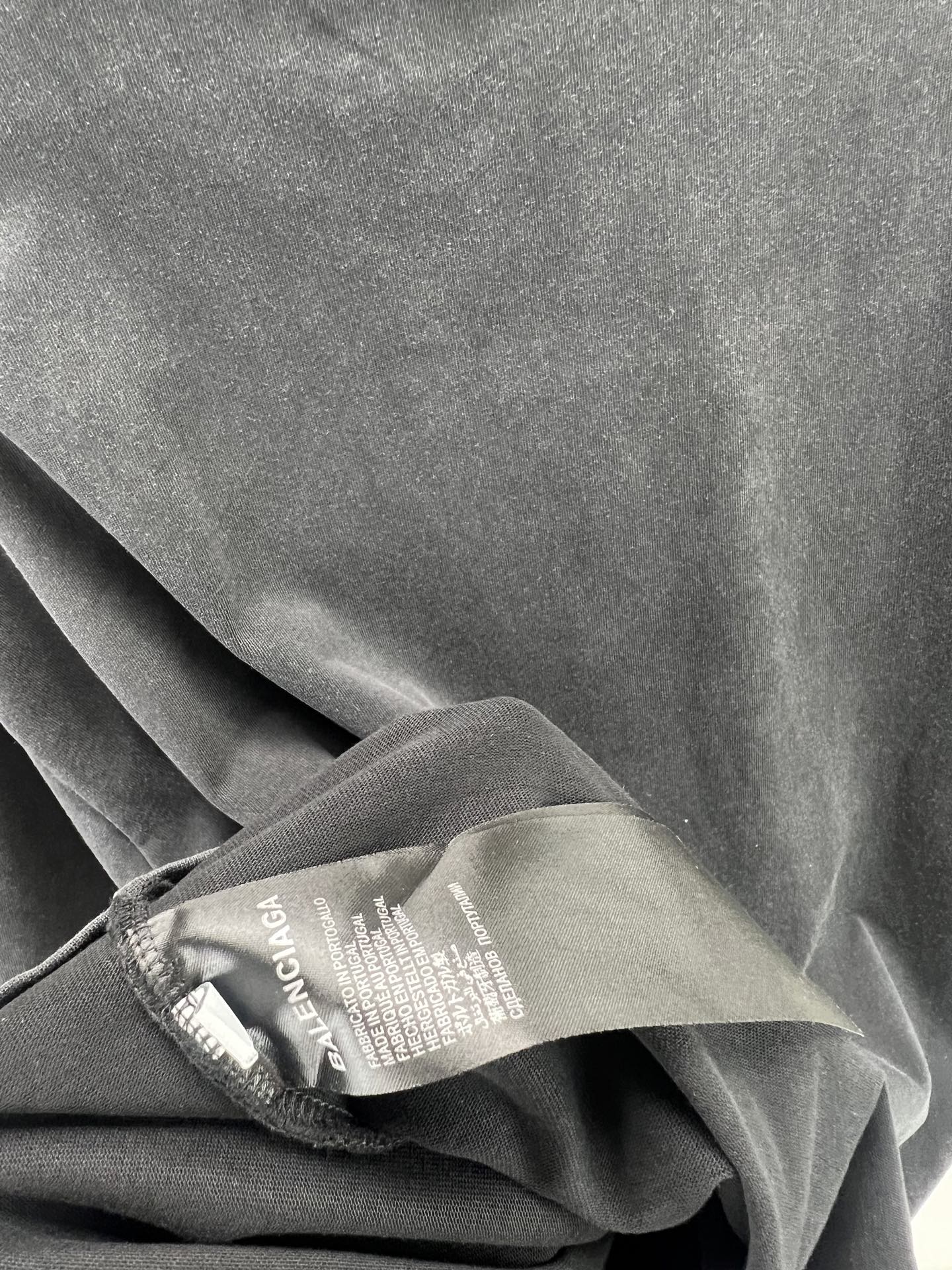 Balenciaga BALENCI*GA 巴黎新款联名puma系列前面印花洗水短袖T恤 面料采用定织定染全棉双纱克重300克 布面干净 布纹清晰 柔软舒适 螺纹釆用定染无色差 印花环保进口胶桨 字母清晰 无毛边 立体感强 成衣洗水 能与同款搭配营造 造型 驾驭各种场合 定制辅料 三标齐全
