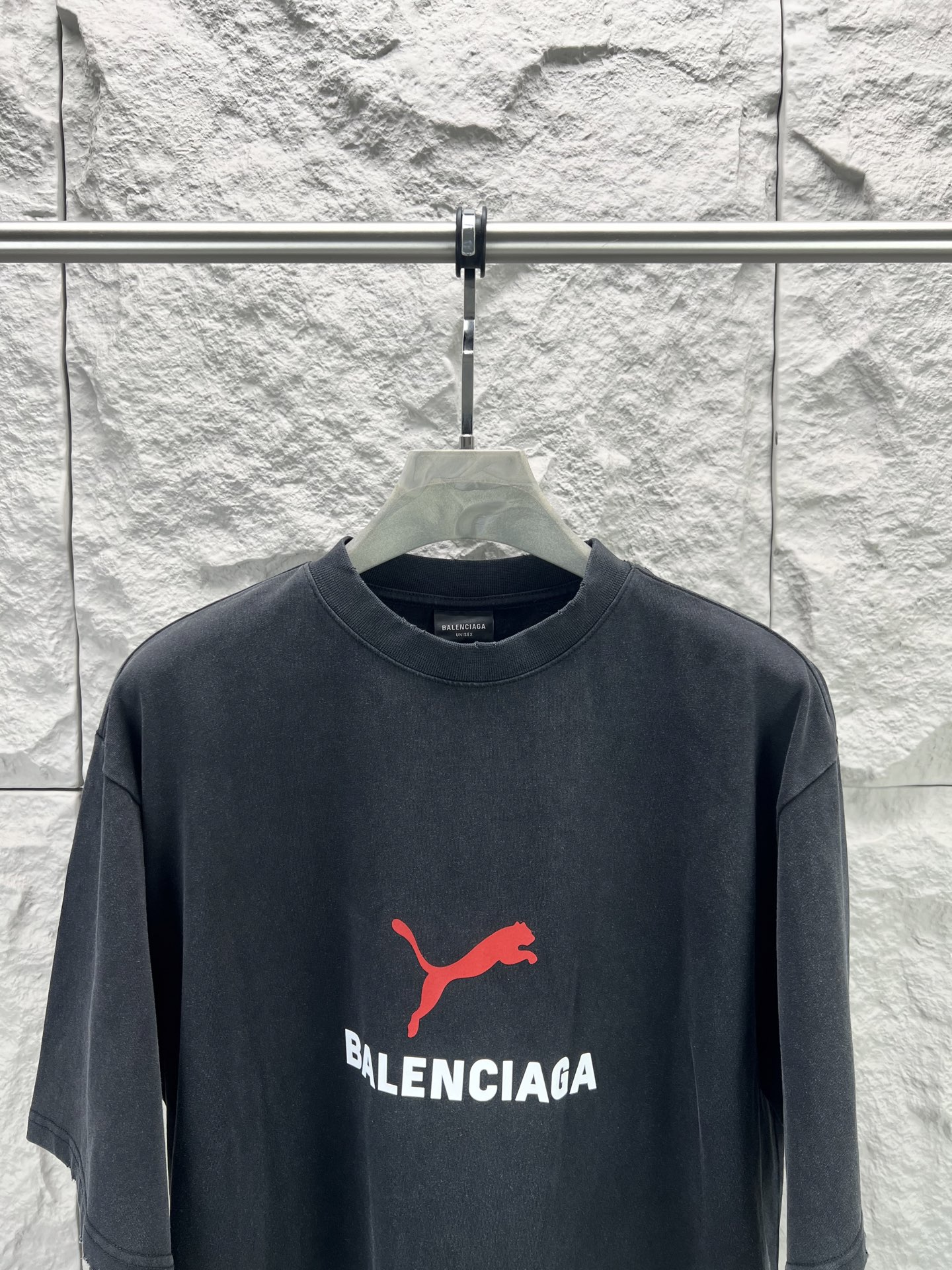 Balenciaga BALENCI*GA 巴黎新款联名puma系列前面印花洗水短袖T恤 面料采用定织定染全棉双纱克重300克 布面干净 布纹清晰 柔软舒适 螺纹釆用定染无色差 印花环保进口胶桨 字母清晰 无毛边 立体感强 成衣洗水 能与同款搭配营造 造型 驾驭各种场合 定制辅料 三标齐全