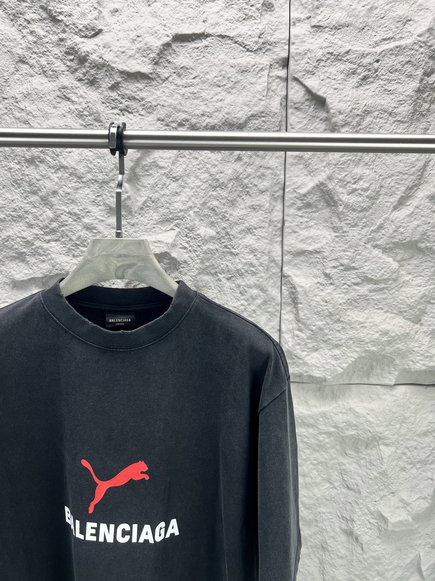 Balenciaga BALENCI*GA 巴黎新款联名puma系列前面印花洗水短袖T恤 面料采用定织定染全棉双纱克重300克 布面干净 布纹清晰 柔软舒适 螺纹釆用定染无色差 印花环保进口胶桨 字母清晰 无毛边 立体感强 成衣洗水 能与同款搭配营造 造型 驾驭各种场合 定制辅料 三标齐全
