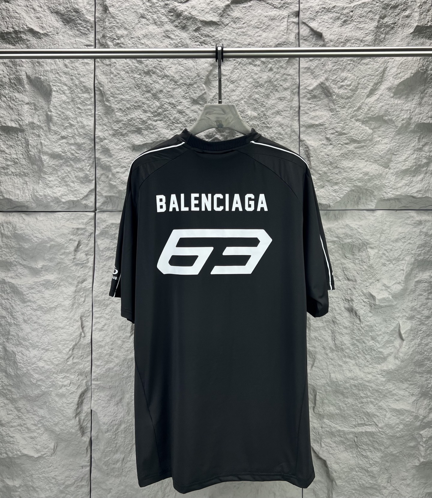 Balenciaga BALENCI*GA 新款兰博基尼联名63号刺绣印花短袖T恤 科技网眼平纹针织面料 克重280克正面和背面饰以Lamborghini team艺术作品印花和刺绣Balenciaga为Automobili Lamborghini设计 印花釆用进口环保胶桨 刺绣采用进口田岛绣花机刺绣 图案字母清晰 立体 无毛边 能与同款搭配营造 造型 驾驭各种场合 定制辅料 三标齐全