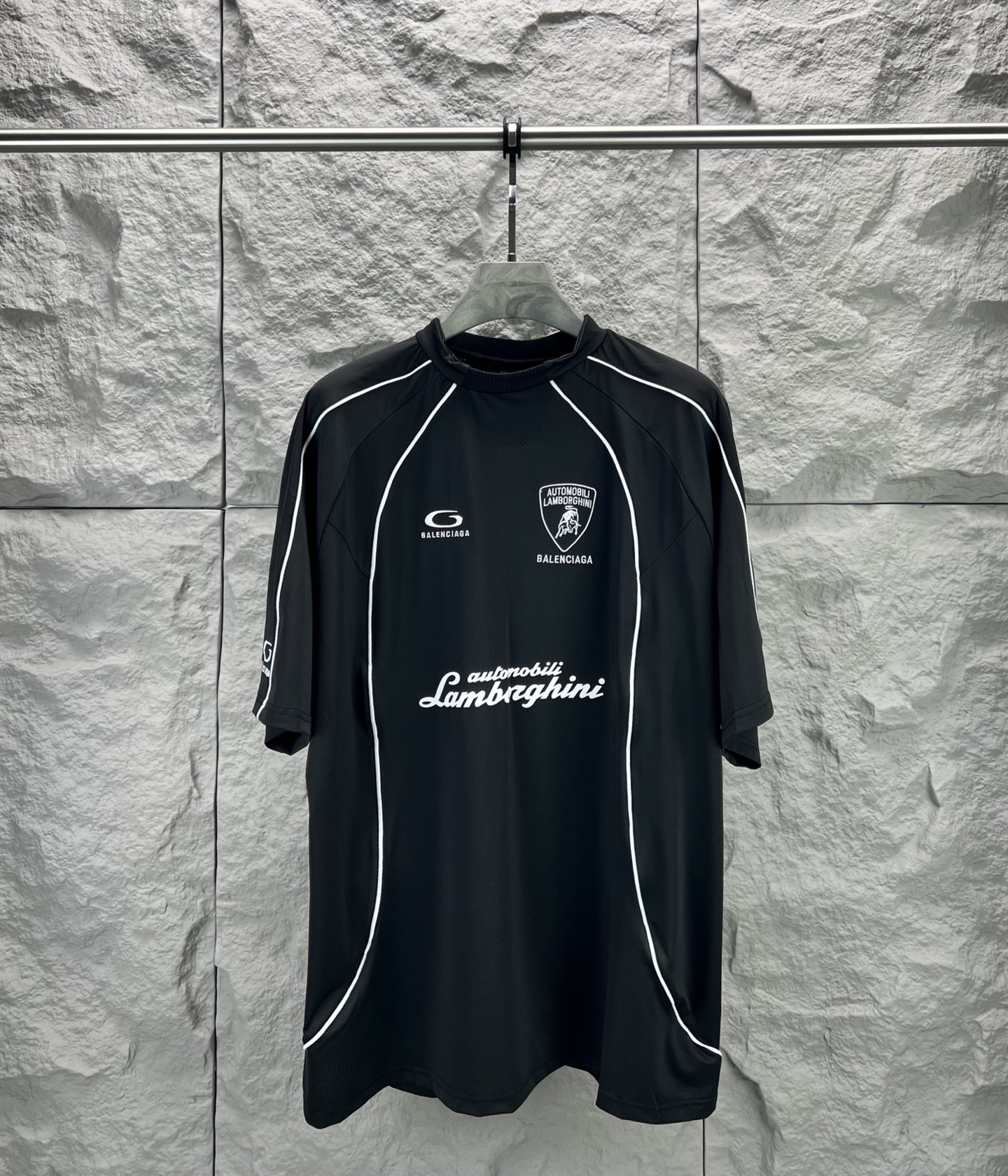 Balenciaga BALENCI*GA 新款兰博基尼联名63号刺绣印花短袖T恤 科技网眼平纹针织面料 克重280克正面和背面饰以Lamborghini team艺术作品印花和刺绣Balenciaga为Automobili Lamborghini设计 印花釆用进口环保胶桨 刺绣采用进口田岛绣花机刺绣 图案字母清晰 立体 无毛边 能与同款搭配营造 造型 驾驭各种场合 定制辅料 三标齐全