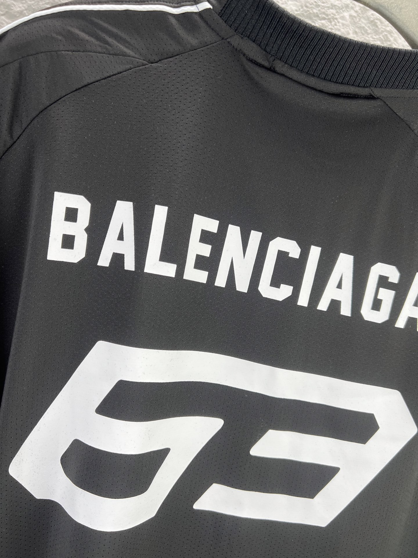 Balenciaga BALENCI*GA 新款兰博基尼联名63号刺绣印花短袖T恤 科技网眼平纹针织面料 克重280克正面和背面饰以Lamborghini team艺术作品印花和刺绣Balenciaga为Automobili Lamborghini设计 印花釆用进口环保胶桨 刺绣采用进口田岛绣花机刺绣 图案字母清晰 立体 无毛边 能与同款搭配营造 造型 驾驭各种场合 定制辅料 三标齐全