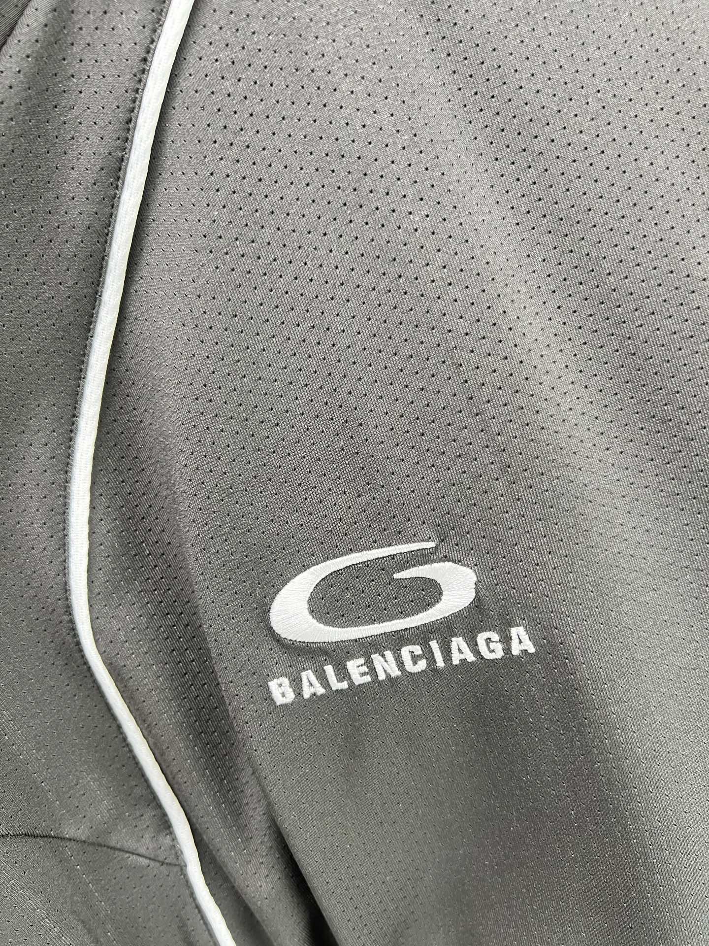 Balenciaga BALENCI*GA 新款兰博基尼联名63号刺绣印花短袖T恤 科技网眼平纹针织面料 克重280克正面和背面饰以Lamborghini team艺术作品印花和刺绣Balenciaga为Automobili Lamborghini设计 印花釆用进口环保胶桨 刺绣采用进口田岛绣花机刺绣 图案字母清晰 立体 无毛边 能与同款搭配营造 造型 驾驭各种场合 定制辅料 三标齐全