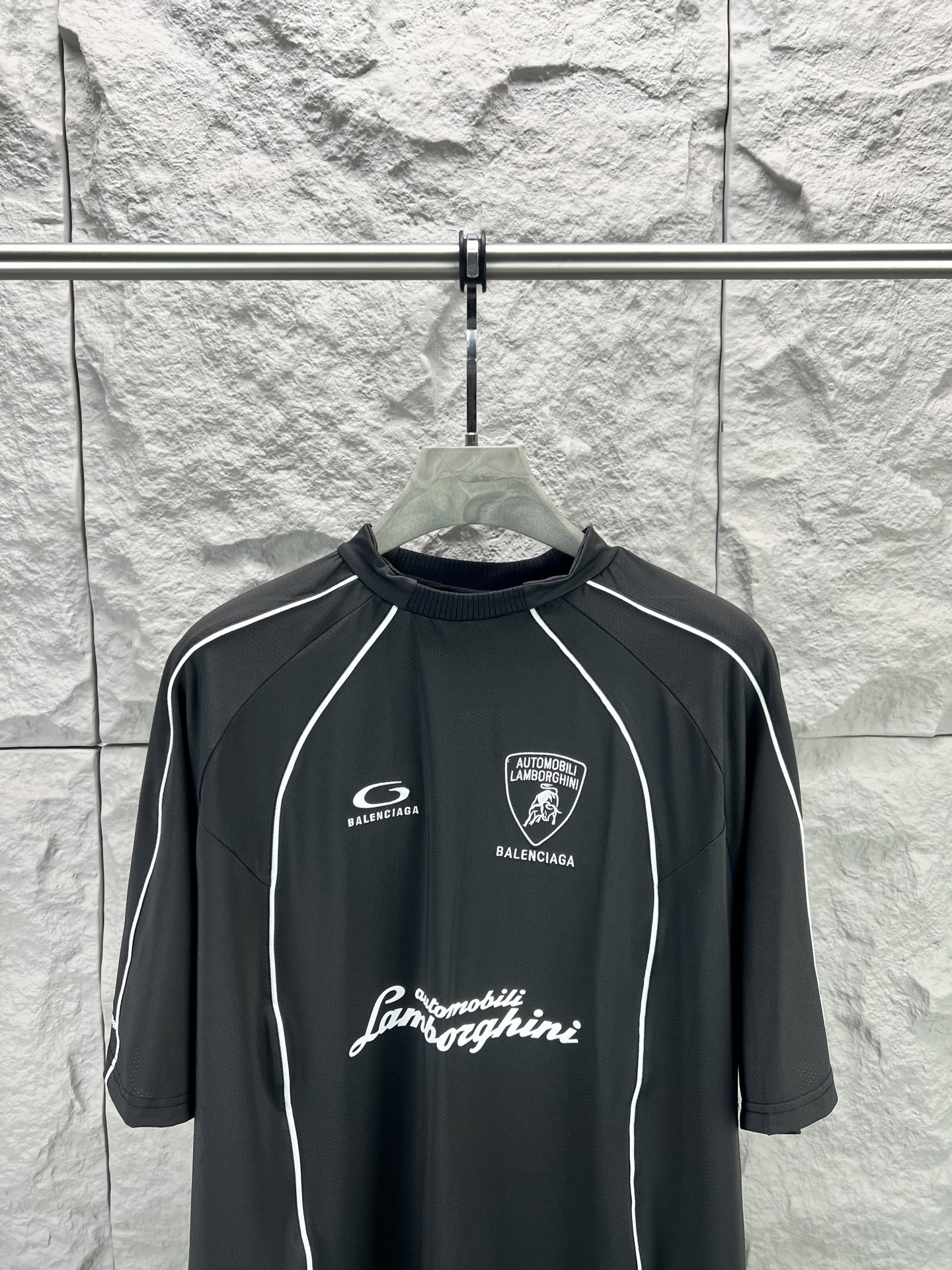 Balenciaga BALENCI*GA 新款兰博基尼联名63号刺绣印花短袖T恤 科技网眼平纹针织面料 克重280克正面和背面饰以Lamborghini team艺术作品印花和刺绣Balenciaga为Automobili Lamborghini设计 印花釆用进口环保胶桨 刺绣采用进口田岛绣花机刺绣 图案字母清晰 立体 无毛边 能与同款搭配营造 造型 驾驭各种场合 定制辅料 三标齐全