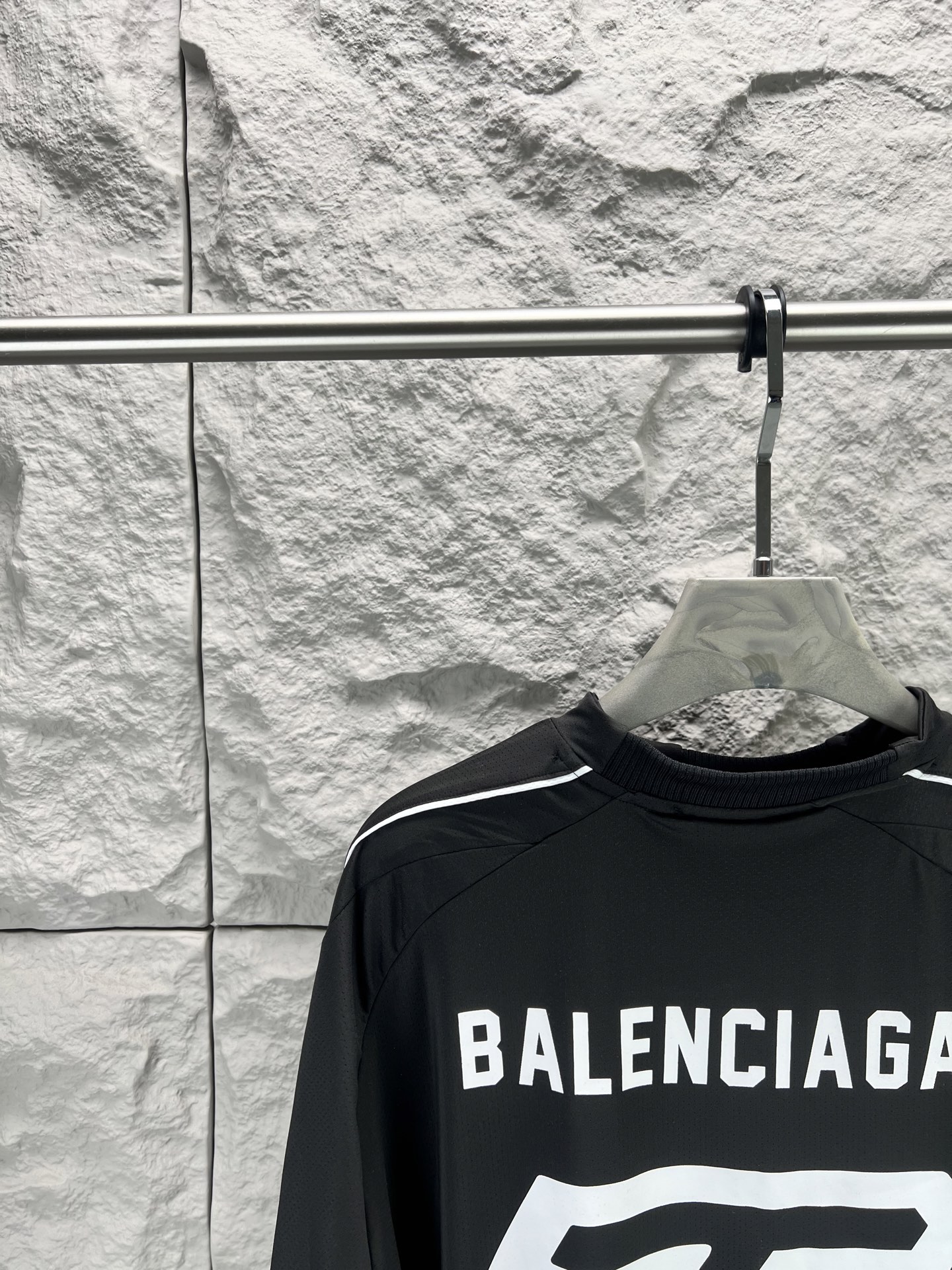 Balenciaga BALENCI*GA 新款兰博基尼联名63号刺绣印花短袖T恤 科技网眼平纹针织面料 克重280克正面和背面饰以Lamborghini team艺术作品印花和刺绣Balenciaga为Automobili Lamborghini设计 印花釆用进口环保胶桨 刺绣采用进口田岛绣花机刺绣 图案字母清晰 立体 无毛边 能与同款搭配营造 造型 驾驭各种场合 定制辅料 三标齐全