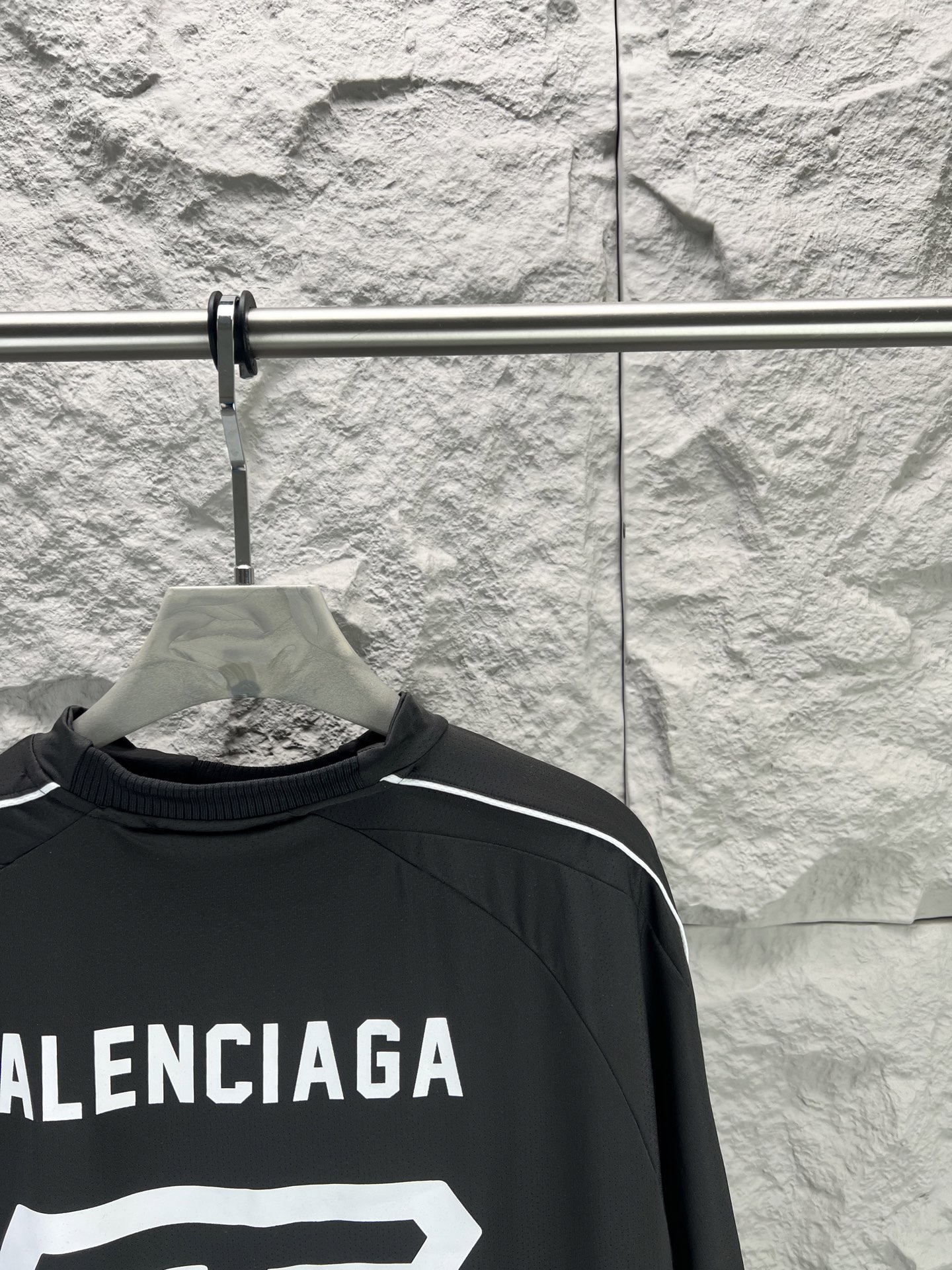 Balenciaga BALENCI*GA 新款兰博基尼联名63号刺绣印花短袖T恤 科技网眼平纹针织面料 克重280克正面和背面饰以Lamborghini team艺术作品印花和刺绣Balenciaga为Automobili Lamborghini设计 印花釆用进口环保胶桨 刺绣采用进口田岛绣花机刺绣 图案字母清晰 立体 无毛边 能与同款搭配营造 造型 驾驭各种场合 定制辅料 三标齐全