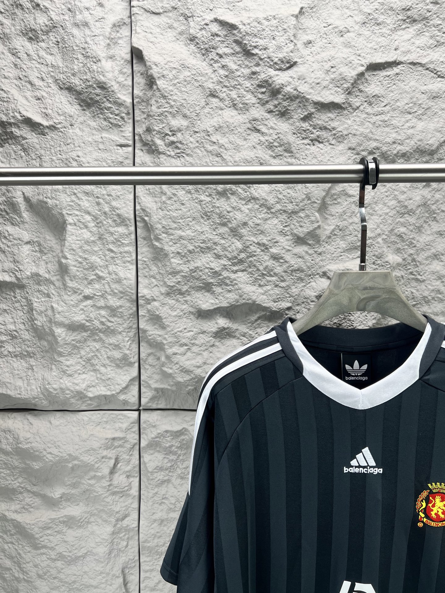Balenciaga BALENCI*GA 巴黎世家与阿迪达斯（Adidas）联名的曼联主题足球短袖球衣 采用定织面料 印花釆用进口环保胶桨 刺绣采用进口田岛绣花机刺绣 图案字母清晰 立体 无毛边 能与同款搭配营造 造型 驾驭各种场合 定制辅料 三标齐全