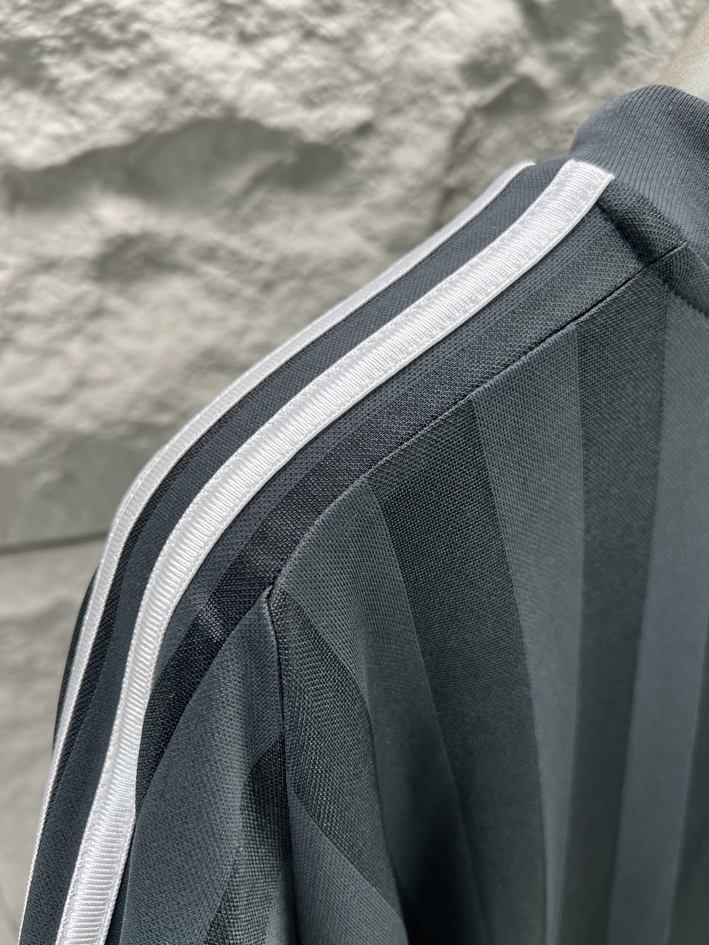 Balenciaga BALENCI*GA 巴黎世家与阿迪达斯（Adidas）联名的曼联主题足球短袖球衣 采用定织面料 印花釆用进口环保胶桨 刺绣采用进口田岛绣花机刺绣 图案字母清晰 立体 无毛边 能与同款搭配营造 造型 驾驭各种场合 定制辅料 三标齐全