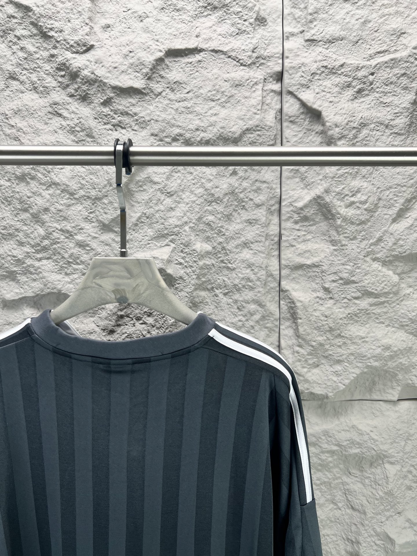 Balenciaga BALENCI*GA 巴黎世家与阿迪达斯（Adidas）联名的曼联主题足球短袖球衣 采用定织面料 印花釆用进口环保胶桨 刺绣采用进口田岛绣花机刺绣 图案字母清晰 立体 无毛边 能与同款搭配营造 造型 驾驭各种场合 定制辅料 三标齐全