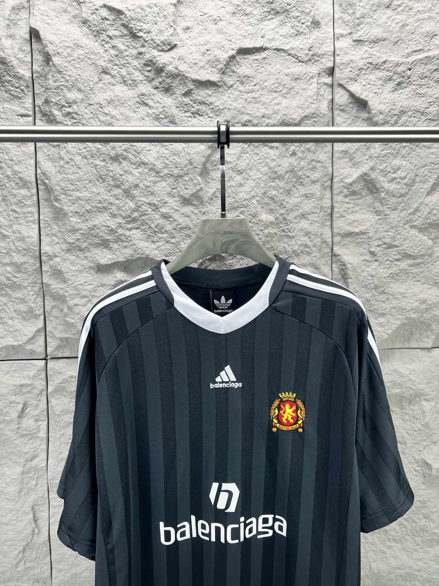 Balenciaga BALENCI*GA 巴黎世家与阿迪达斯（Adidas）联名的曼联主题足球短袖球衣 采用定织面料 印花釆用进口环保胶桨 刺绣采用进口田岛绣花机刺绣 图案字母清晰 立体 无毛边 能与同款搭配营造 造型 驾驭各种场合 定制辅料 三标齐全