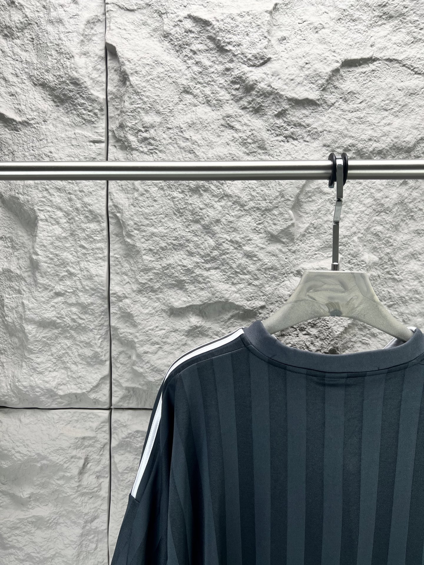 Balenciaga BALENCI*GA 巴黎世家与阿迪达斯（Adidas）联名的曼联主题足球短袖球衣 采用定织面料 印花釆用进口环保胶桨 刺绣采用进口田岛绣花机刺绣 图案字母清晰 立体 无毛边 能与同款搭配营造 造型 驾驭各种场合 定制辅料 三标齐全