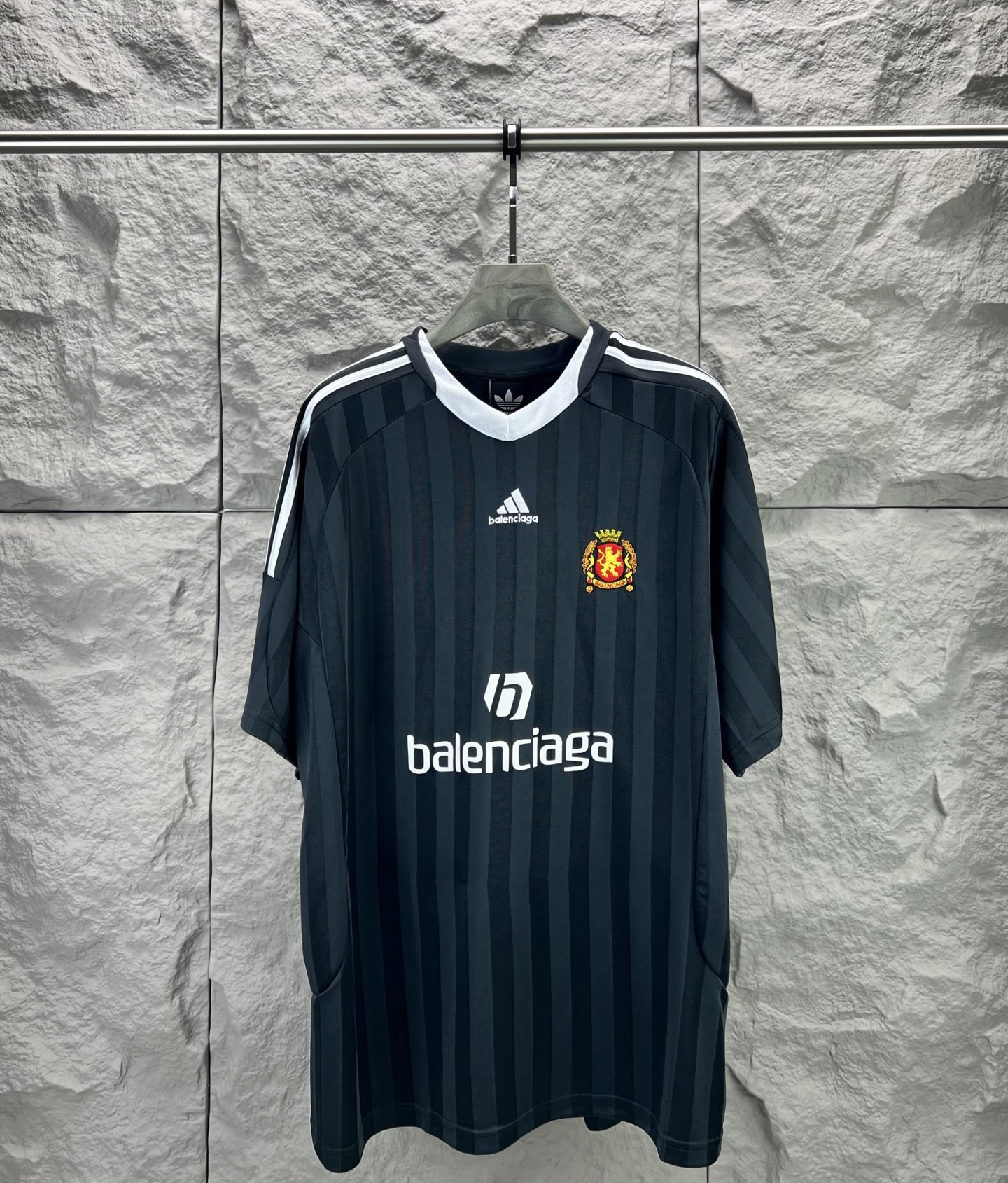 Balenciaga BALENCI*GA 巴黎世家与阿迪达斯（Adidas）联名的曼联主题足球短袖球衣 采用定织面料 印花釆用进口环保胶桨 刺绣采用进口田岛绣花机刺绣 图案字母清晰 立体 无毛边 能与同款搭配营造 造型 驾驭各种场合 定制辅料 三标齐全