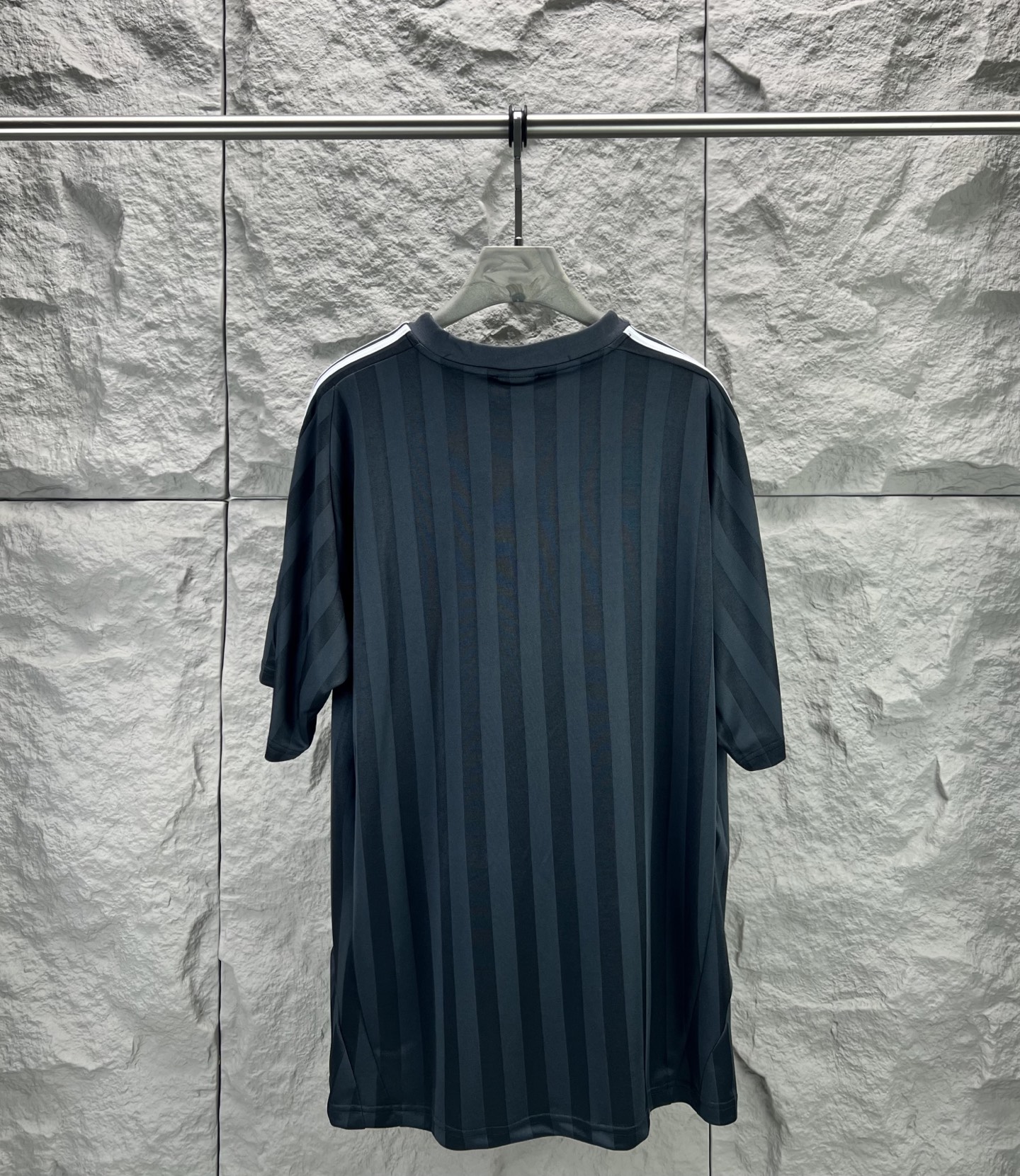 Balenciaga BALENCI*GA 巴黎世家与阿迪达斯（Adidas）联名的曼联主题足球短袖球衣 采用定织面料 印花釆用进口环保胶桨 刺绣采用进口田岛绣花机刺绣 图案字母清晰 立体 无毛边 能与同款搭配营造 造型 驾驭各种场合 定制辅料 三标齐全