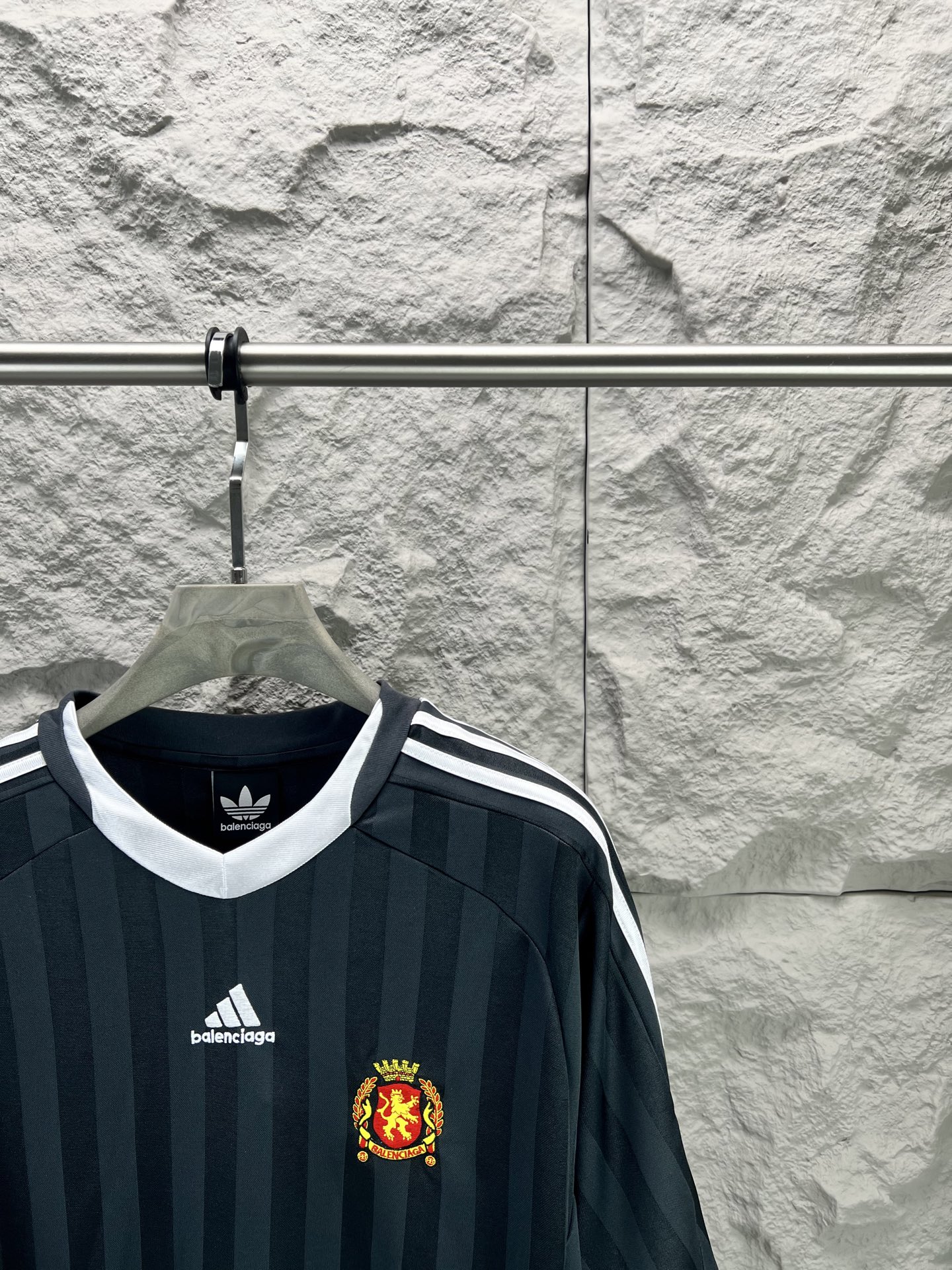 Balenciaga BALENCI*GA 巴黎世家与阿迪达斯（Adidas）联名的曼联主题足球短袖球衣 采用定织面料 印花釆用进口环保胶桨 刺绣采用进口田岛绣花机刺绣 图案字母清晰 立体 无毛边 能与同款搭配营造 造型 驾驭各种场合 定制辅料 三标齐全