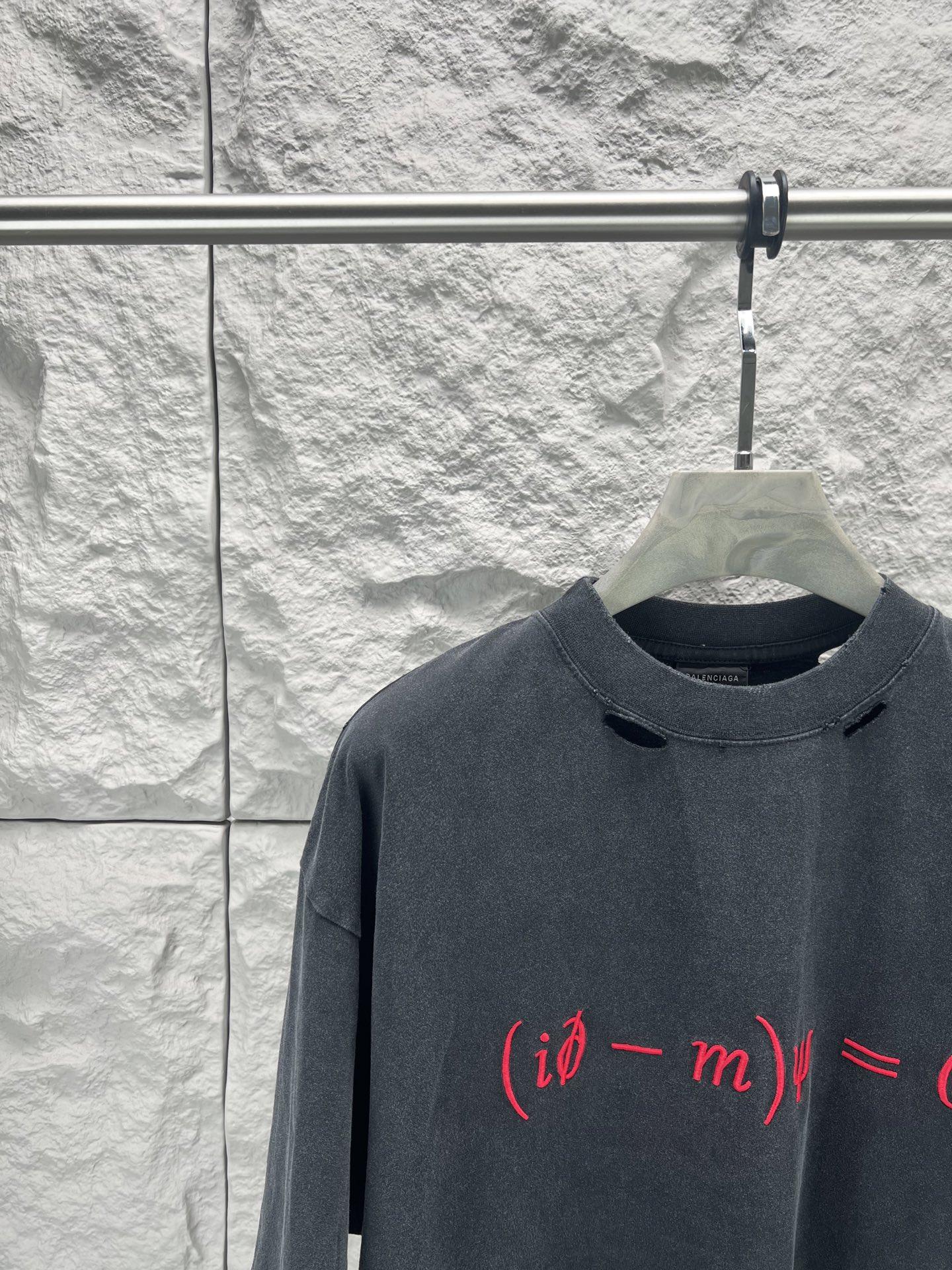 Balenciaga BALENCI*GA 情人节限定款 前面后面以Dirac equation艺术作品刺绣洗水做旧短袖T恤 第一时间研发 巨别市场通货 面料采用巴黎ZP定织定染全棉双纱 克重280克 布面干净 布纹清晰 柔软舒适 螺纹釆用定染无色差 绣花采用田岛进口绣花机刺绣 成衣洗水磨烂做旧 巨别市场通货 版型釆用OS宽松落肩版型 能与同款搭配营造 造型 驾驭各种场合 定制辅料 三标齐全