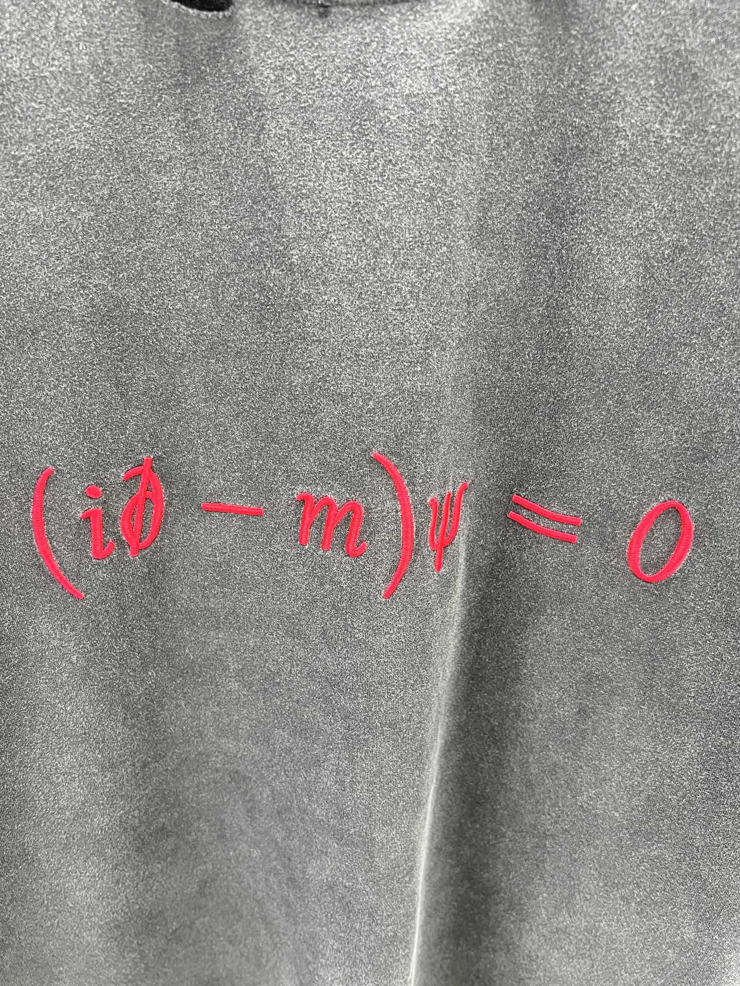 Balenciaga BALENCI*GA 情人节限定款 前面后面以Dirac equation艺术作品刺绣洗水做旧短袖T恤 第一时间研发 巨别市场通货 面料采用巴黎ZP定织定染全棉双纱 克重280克 布面干净 布纹清晰 柔软舒适 螺纹釆用定染无色差 绣花采用田岛进口绣花机刺绣 成衣洗水磨烂做旧 巨别市场通货 版型釆用OS宽松落肩版型 能与同款搭配营造 造型 驾驭各种场合 定制辅料 三标齐全