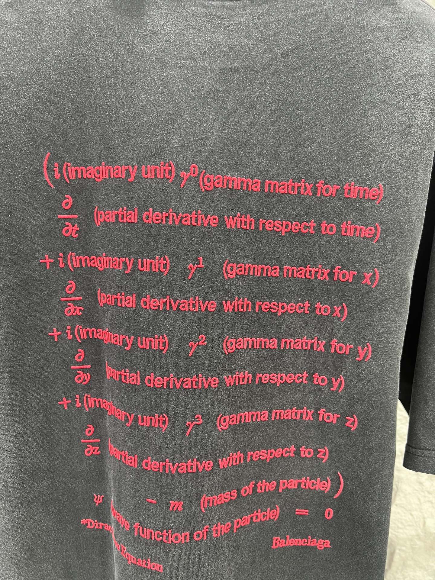Balenciaga BALENCI*GA 情人节限定款 前面后面以Dirac equation艺术作品刺绣洗水做旧短袖T恤 第一时间研发 巨别市场通货 面料采用巴黎ZP定织定染全棉双纱 克重280克 布面干净 布纹清晰 柔软舒适 螺纹釆用定染无色差 绣花采用田岛进口绣花机刺绣 成衣洗水磨烂做旧 巨别市场通货 版型釆用OS宽松落肩版型 能与同款搭配营造 造型 驾驭各种场合 定制辅料 三标齐全