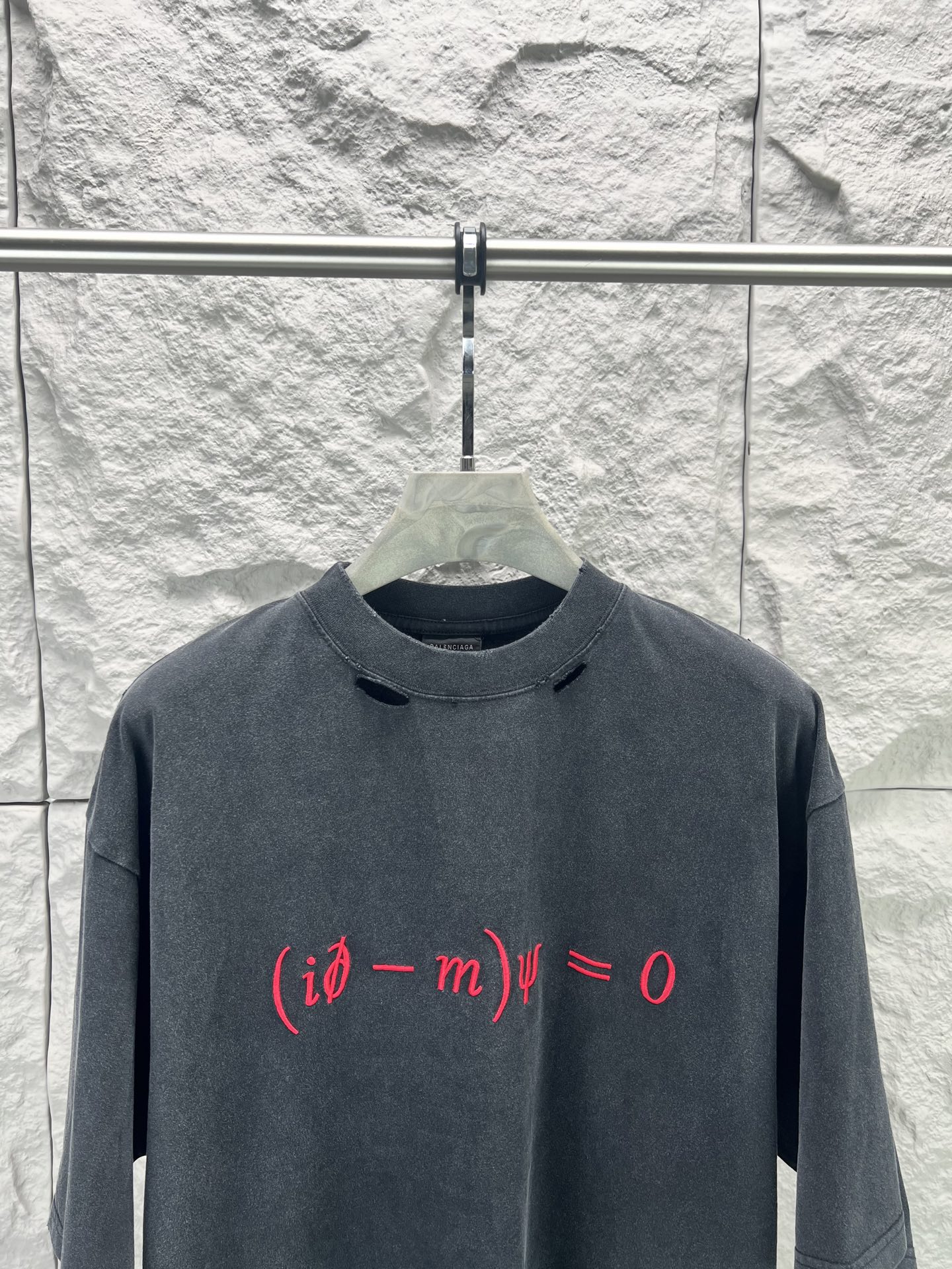 Balenciaga BALENCI*GA 情人节限定款 前面后面以Dirac equation艺术作品刺绣洗水做旧短袖T恤 第一时间研发 巨别市场通货 面料采用巴黎ZP定织定染全棉双纱 克重280克 布面干净 布纹清晰 柔软舒适 螺纹釆用定染无色差 绣花采用田岛进口绣花机刺绣 成衣洗水磨烂做旧 巨别市场通货 版型釆用OS宽松落肩版型 能与同款搭配营造 造型 驾驭各种场合 定制辅料 三标齐全