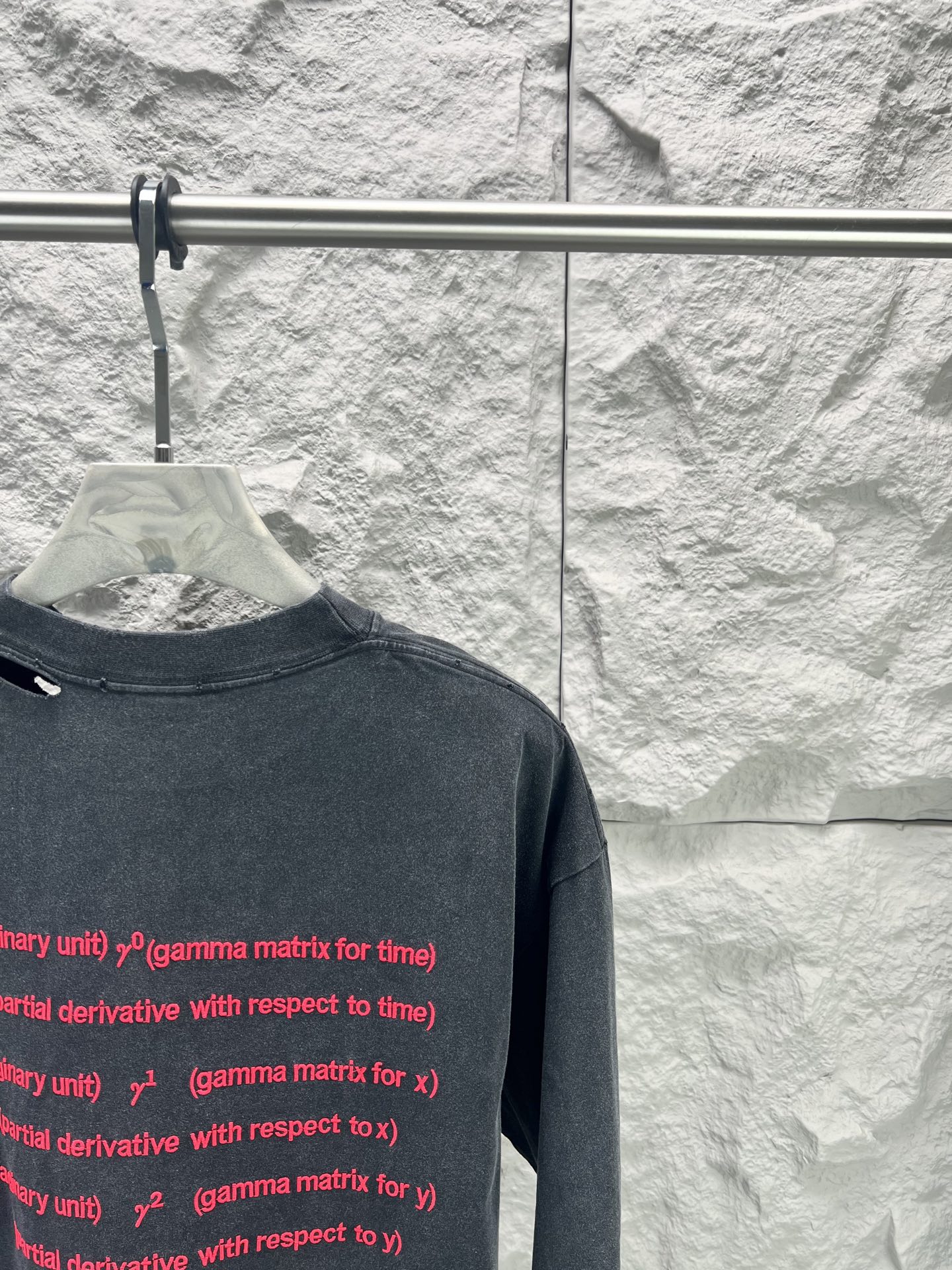 Balenciaga BALENCI*GA 情人节限定款 前面后面以Dirac equation艺术作品刺绣洗水做旧短袖T恤 第一时间研发 巨别市场通货 面料采用巴黎ZP定织定染全棉双纱 克重280克 布面干净 布纹清晰 柔软舒适 螺纹釆用定染无色差 绣花采用田岛进口绣花机刺绣 成衣洗水磨烂做旧 巨别市场通货 版型釆用OS宽松落肩版型 能与同款搭配营造 造型 驾驭各种场合 定制辅料 三标齐全