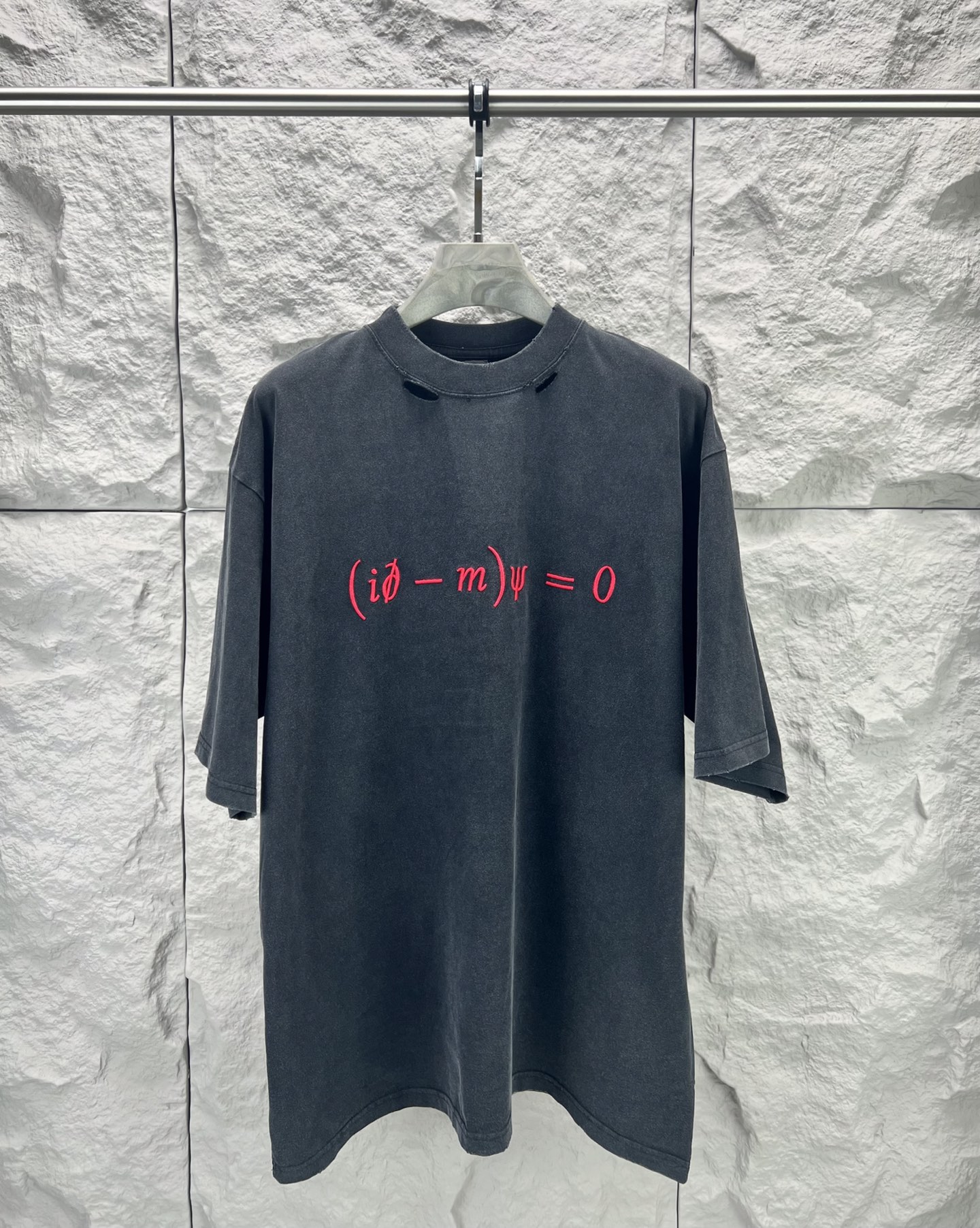 Balenciaga BALENCI*GA 情人节限定款 前面后面以Dirac equation艺术作品刺绣洗水做旧短袖T恤 第一时间研发 巨别市场通货 面料采用巴黎ZP定织定染全棉双纱 克重280克 布面干净 布纹清晰 柔软舒适 螺纹釆用定染无色差 绣花采用田岛进口绣花机刺绣 成衣洗水磨烂做旧 巨别市场通货 版型釆用OS宽松落肩版型 能与同款搭配营造 造型 驾驭各种场合 定制辅料 三标齐全