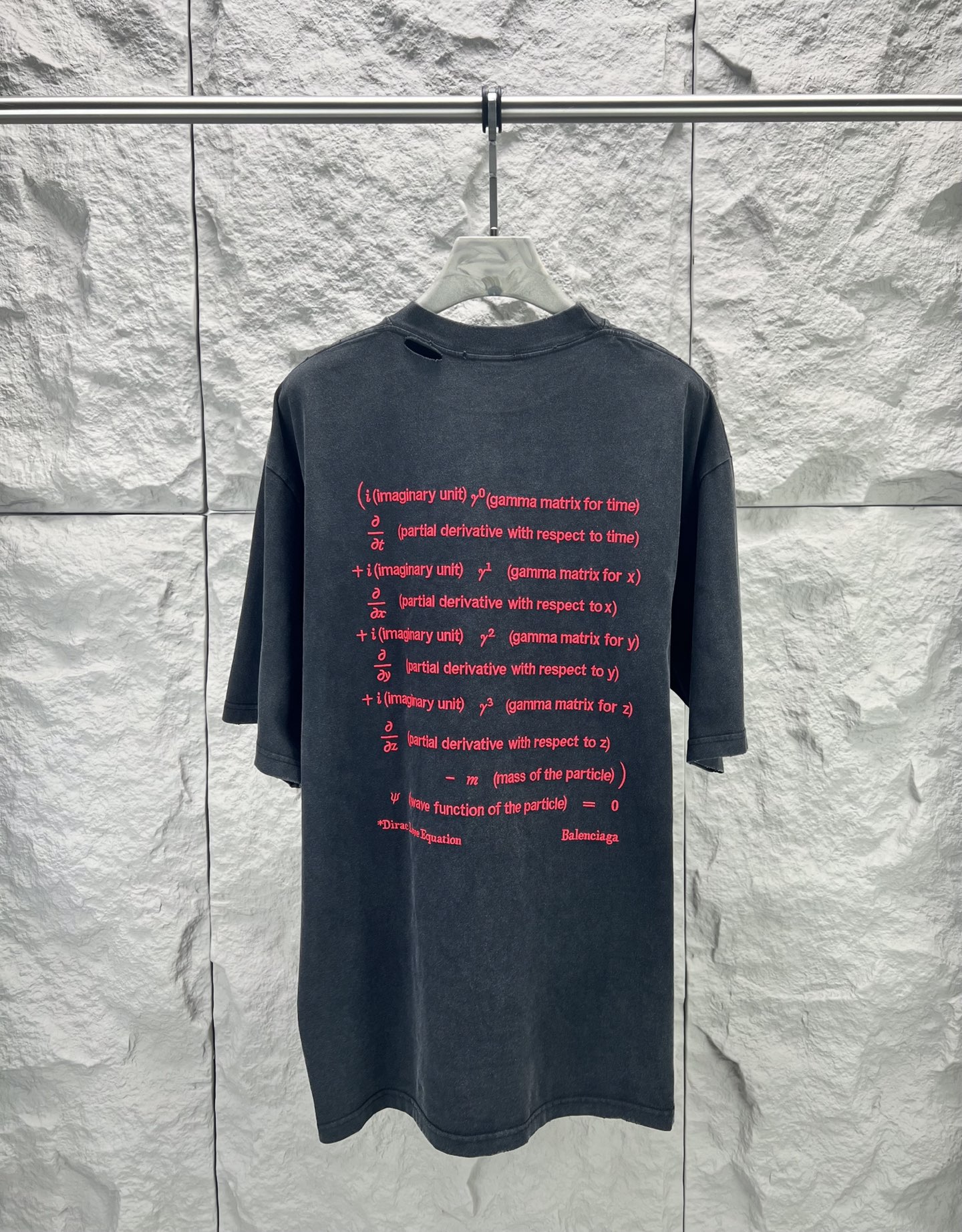 Balenciaga BALENCI*GA 情人节限定款 前面后面以Dirac equation艺术作品刺绣洗水做旧短袖T恤 第一时间研发 巨别市场通货 面料采用巴黎ZP定织定染全棉双纱 克重280克 布面干净 布纹清晰 柔软舒适 螺纹釆用定染无色差 绣花采用田岛进口绣花机刺绣 成衣洗水磨烂做旧 巨别市场通货 版型釆用OS宽松落肩版型 能与同款搭配营造 造型 驾驭各种场合 定制辅料 三标齐全