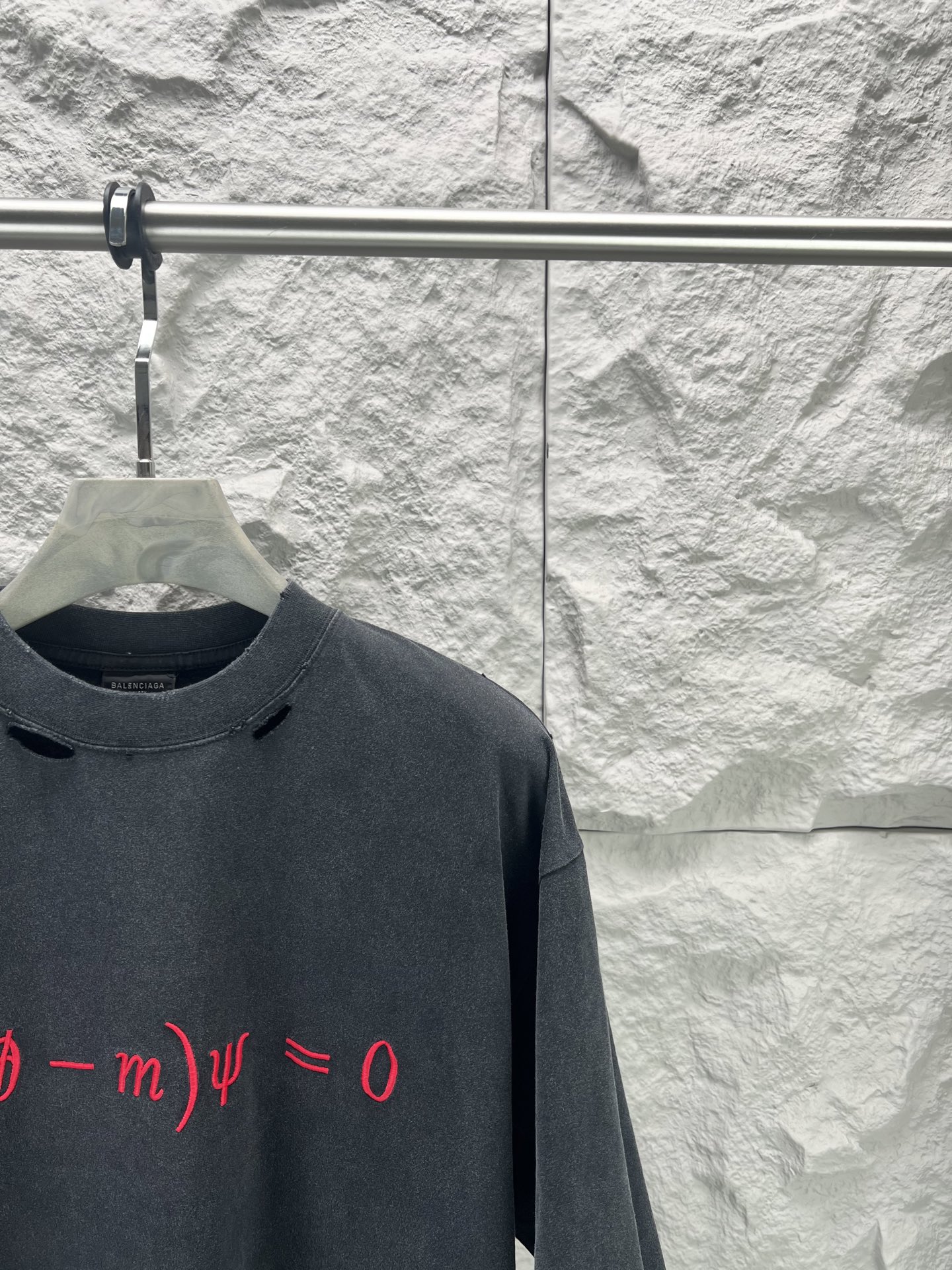 Balenciaga BALENCI*GA 情人节限定款 前面后面以Dirac equation艺术作品刺绣洗水做旧短袖T恤 第一时间研发 巨别市场通货 面料采用巴黎ZP定织定染全棉双纱 克重280克 布面干净 布纹清晰 柔软舒适 螺纹釆用定染无色差 绣花采用田岛进口绣花机刺绣 成衣洗水磨烂做旧 巨别市场通货 版型釆用OS宽松落肩版型 能与同款搭配营造 造型 驾驭各种场合 定制辅料 三标齐全