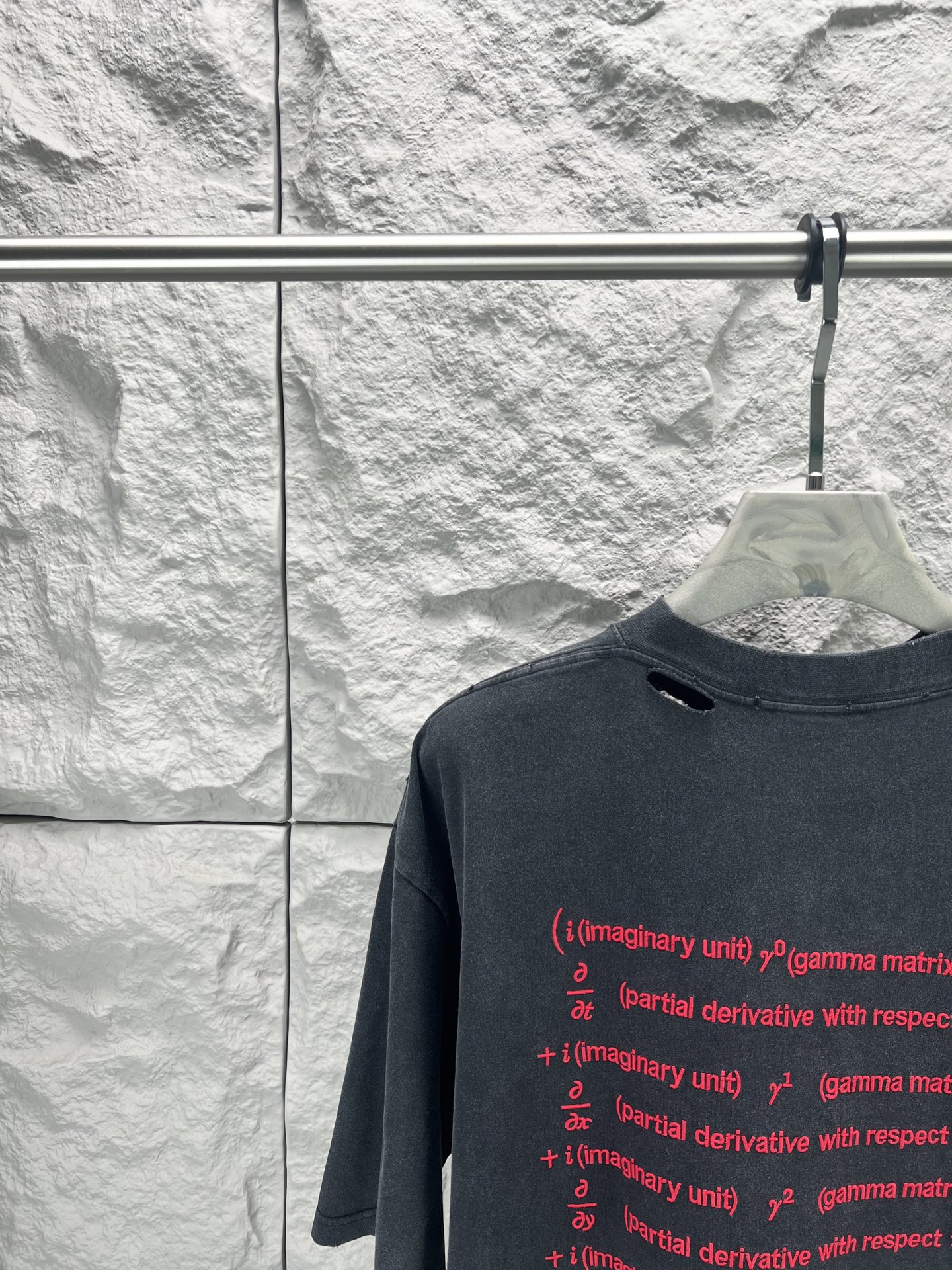 Balenciaga BALENCI*GA 情人节限定款 前面后面以Dirac equation艺术作品刺绣洗水做旧短袖T恤 第一时间研发 巨别市场通货 面料采用巴黎ZP定织定染全棉双纱 克重280克 布面干净 布纹清晰 柔软舒适 螺纹釆用定染无色差 绣花采用田岛进口绣花机刺绣 成衣洗水磨烂做旧 巨别市场通货 版型釆用OS宽松落肩版型 能与同款搭配营造 造型 驾驭各种场合 定制辅料 三标齐全