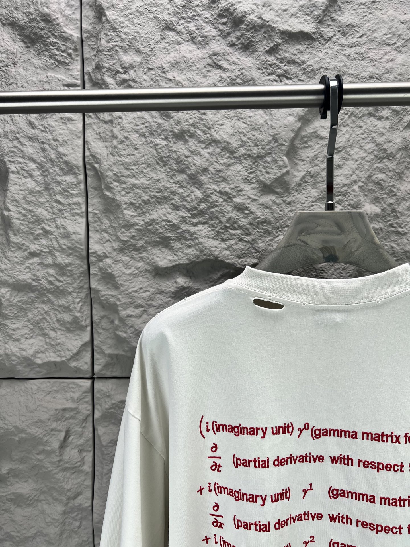 Balenciaga BALENCI*GA 情人节限定款 前面后面以Dirac equation艺术作品刺绣洗水做旧短袖T恤 第一时间研发 巨别市场通货 面料采用巴黎ZP定织定染全棉双纱 克重280克 布面干净 布纹清晰 柔软舒适 螺纹釆用定染无色差 绣花采用田岛进口绣花机刺绣 成衣洗水磨烂做旧 巨别市场通货 版型釆用OS宽松落肩版型 能与同款搭配营造 造型 驾驭各种场合 定制辅料 三标齐全