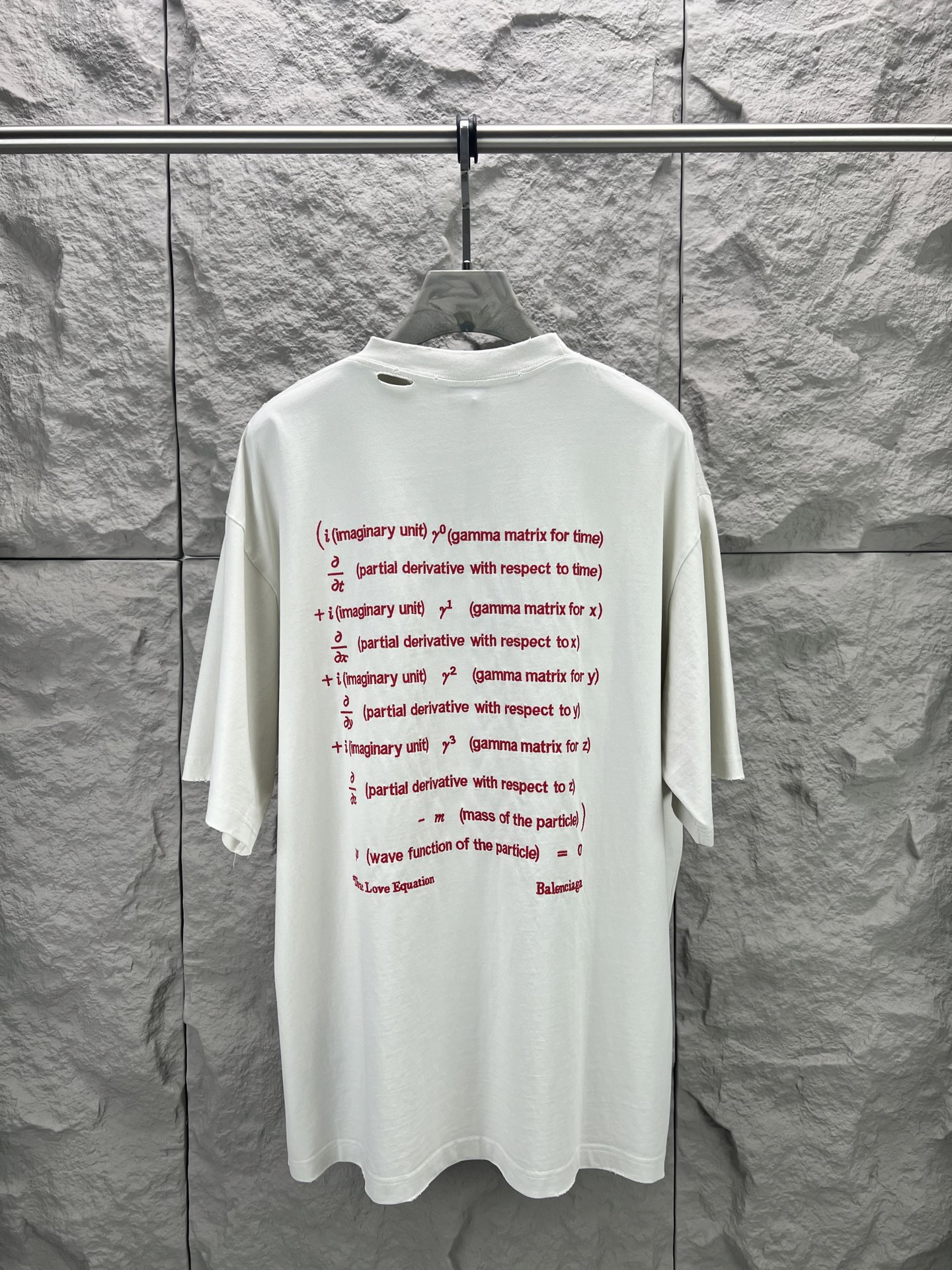 Balenciaga BALENCI*GA 情人节限定款 前面后面以Dirac equation艺术作品刺绣洗水做旧短袖T恤 第一时间研发 巨别市场通货 面料采用巴黎ZP定织定染全棉双纱 克重280克 布面干净 布纹清晰 柔软舒适 螺纹釆用定染无色差 绣花采用田岛进口绣花机刺绣 成衣洗水磨烂做旧 巨别市场通货 版型釆用OS宽松落肩版型 能与同款搭配营造 造型 驾驭各种场合 定制辅料 三标齐全