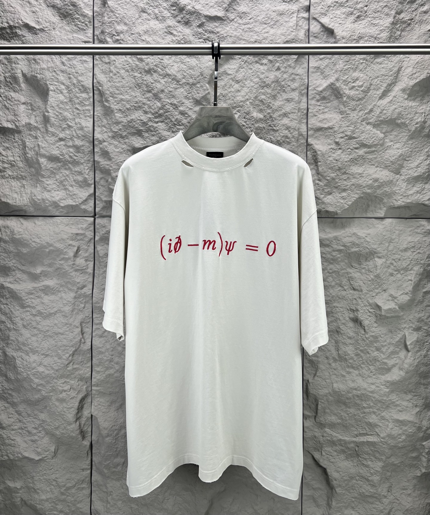Balenciaga BALENCI*GA 情人节限定款 前面后面以Dirac equation艺术作品刺绣洗水做旧短袖T恤 第一时间研发 巨别市场通货 面料采用巴黎ZP定织定染全棉双纱 克重280克 布面干净 布纹清晰 柔软舒适 螺纹釆用定染无色差 绣花采用田岛进口绣花机刺绣 成衣洗水磨烂做旧 巨别市场通货 版型釆用OS宽松落肩版型 能与同款搭配营造 造型 驾驭各种场合 定制辅料 三标齐全