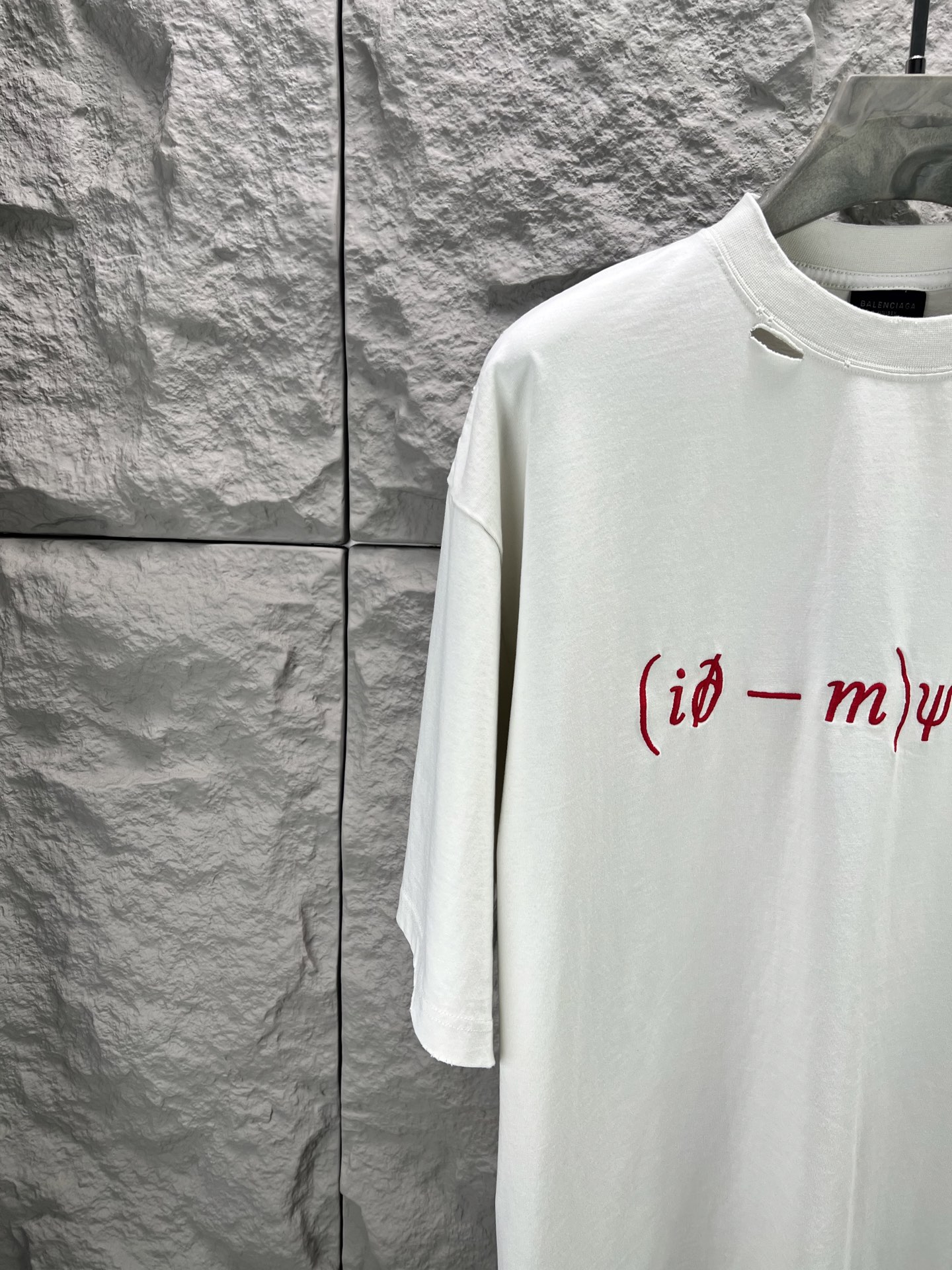 Balenciaga BALENCI*GA 情人节限定款 前面后面以Dirac equation艺术作品刺绣洗水做旧短袖T恤 第一时间研发 巨别市场通货 面料采用巴黎ZP定织定染全棉双纱 克重280克 布面干净 布纹清晰 柔软舒适 螺纹釆用定染无色差 绣花采用田岛进口绣花机刺绣 成衣洗水磨烂做旧 巨别市场通货 版型釆用OS宽松落肩版型 能与同款搭配营造 造型 驾驭各种场合 定制辅料 三标齐全