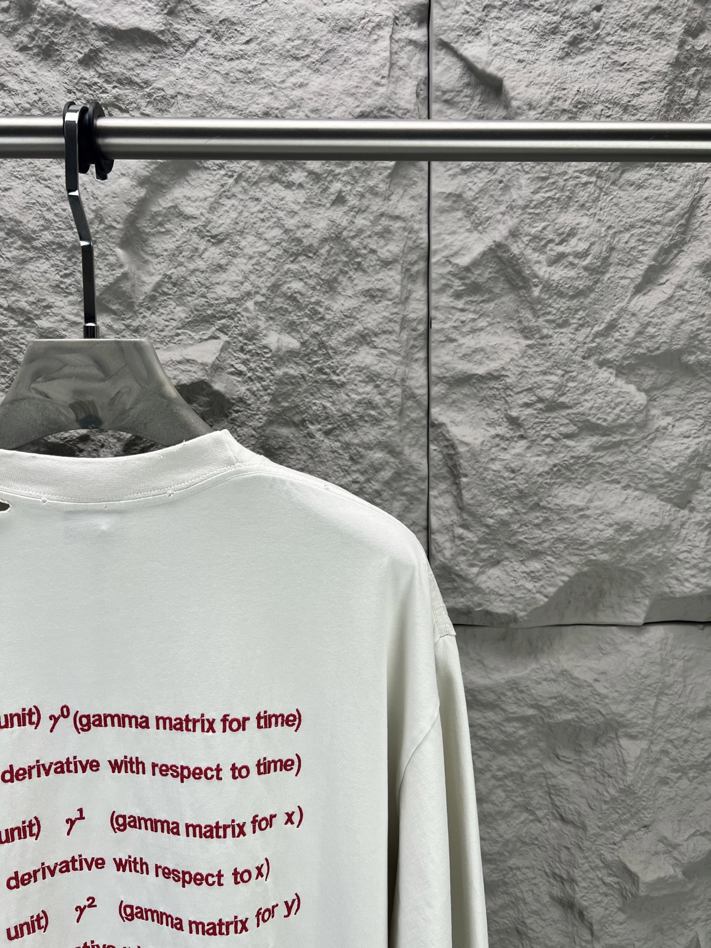 Balenciaga BALENCI*GA 情人节限定款 前面后面以Dirac equation艺术作品刺绣洗水做旧短袖T恤 第一时间研发 巨别市场通货 面料采用巴黎ZP定织定染全棉双纱 克重280克 布面干净 布纹清晰 柔软舒适 螺纹釆用定染无色差 绣花采用田岛进口绣花机刺绣 成衣洗水磨烂做旧 巨别市场通货 版型釆用OS宽松落肩版型 能与同款搭配营造 造型 驾驭各种场合 定制辅料 三标齐全