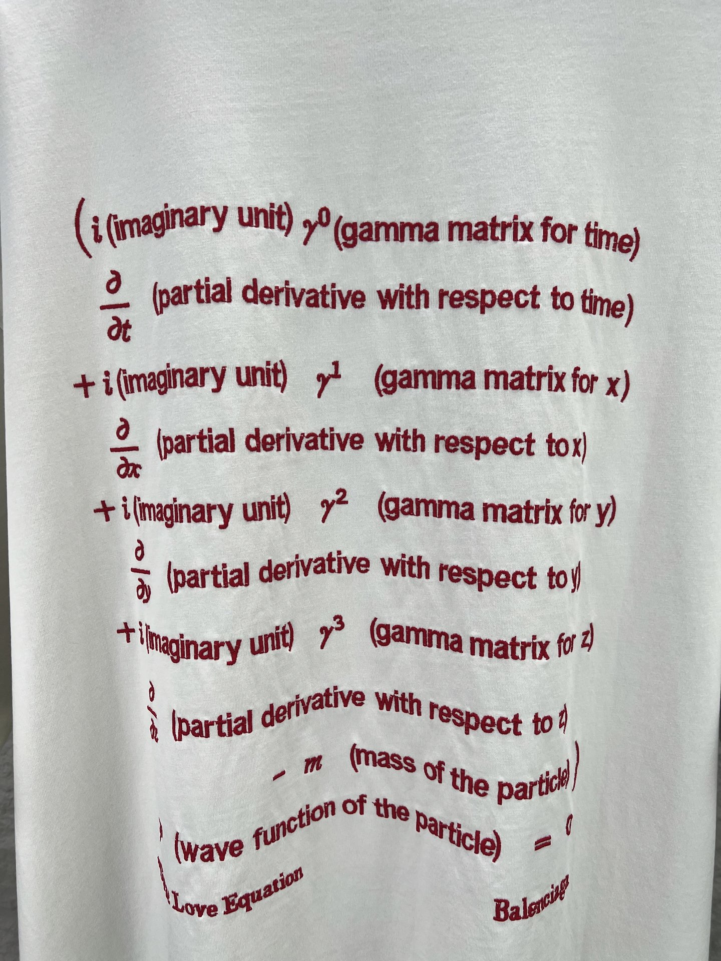 Balenciaga BALENCI*GA 情人节限定款 前面后面以Dirac equation艺术作品刺绣洗水做旧短袖T恤 第一时间研发 巨别市场通货 面料采用巴黎ZP定织定染全棉双纱 克重280克 布面干净 布纹清晰 柔软舒适 螺纹釆用定染无色差 绣花采用田岛进口绣花机刺绣 成衣洗水磨烂做旧 巨别市场通货 版型釆用OS宽松落肩版型 能与同款搭配营造 造型 驾驭各种场合 定制辅料 三标齐全