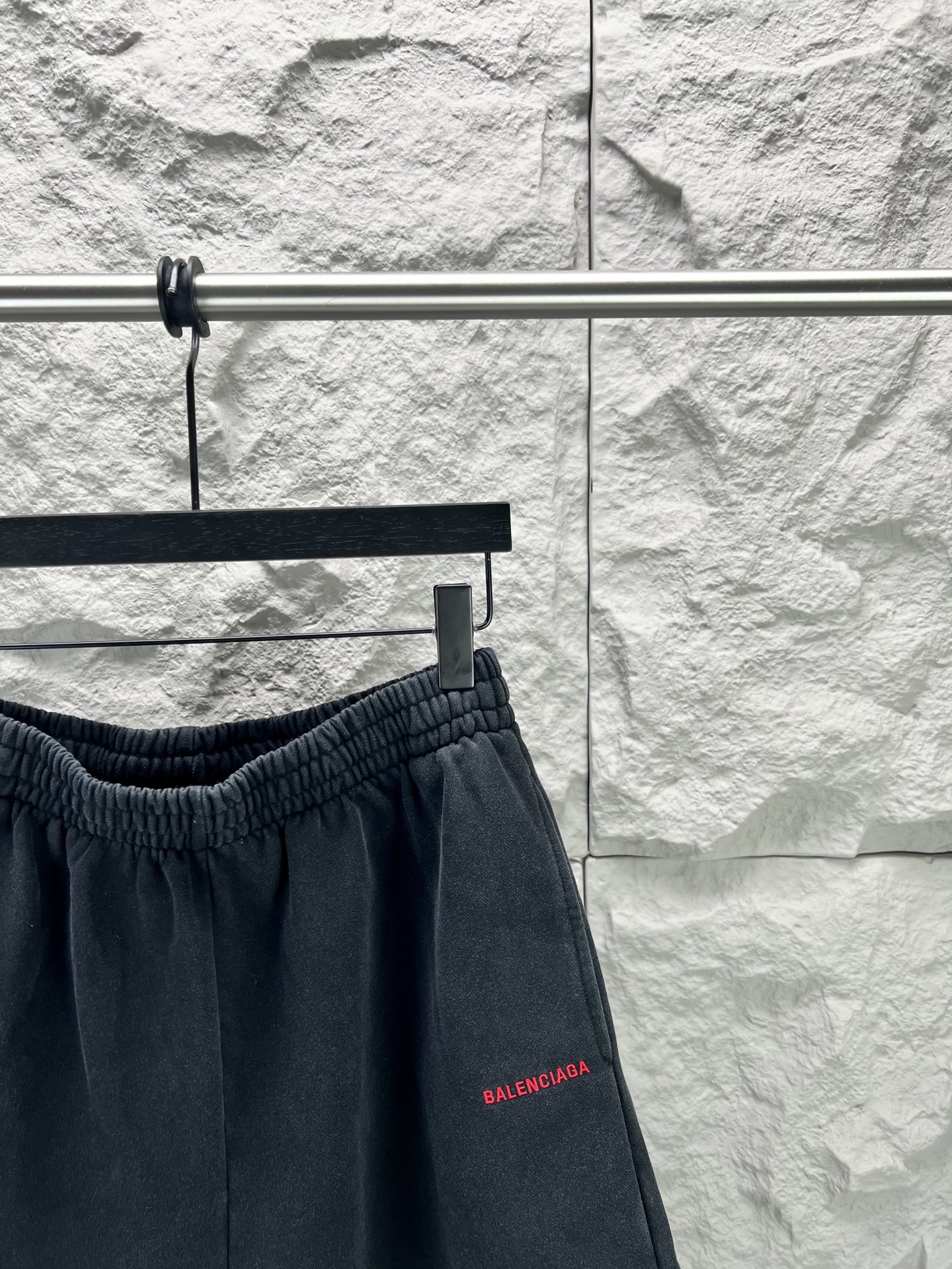 Balenciaga BALENCI*GA logo刺绣短裤这款白色休闲短裤采用重磅精梳棉混纺面料 经预缩与磨毛处理 布面呈现细腻绒感 亲肤透气且不易变形 腰头采用多道抽褶松紧带工艺 内置高弹橡筋与扁平抽绳 可自由调节松紧度 穿着无束缚感 裤身采用立体剪裁 侧缝与内缝使用双线包边工艺 牢固耐穿且避免线头外露 左裤腿处采用进口电脑刺绣工艺 精准绣制品牌字母标识 针脚细密平整 色彩饱和度高且不易脱落 裤脚采用双针卷边锁缝工艺 边缘平整挺括 视觉上更显利落 适配日常休闲 运动等多种场景 兼具实用性与潮流质感 整体走线平直细腻 面料舒适柔软 颜色一致无色差 能与同款搭配营造 造型 驾驭各种场合 定制辅料 三标齐全
