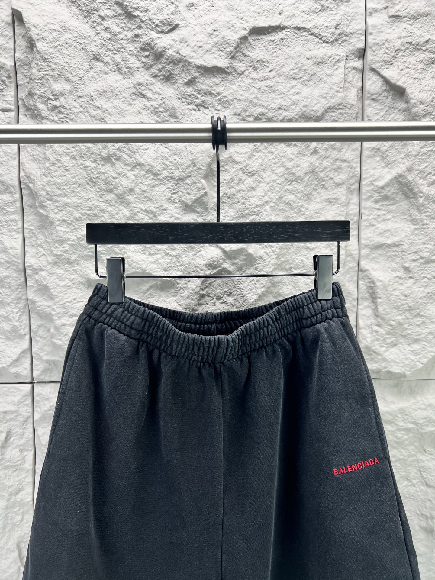 Balenciaga BALENCI*GA logo刺绣短裤这款白色休闲短裤采用重磅精梳棉混纺面料 经预缩与磨毛处理 布面呈现细腻绒感 亲肤透气且不易变形 腰头采用多道抽褶松紧带工艺 内置高弹橡筋与扁平抽绳 可自由调节松紧度 穿着无束缚感 裤身采用立体剪裁 侧缝与内缝使用双线包边工艺 牢固耐穿且避免线头外露 左裤腿处采用进口电脑刺绣工艺 精准绣制品牌字母标识 针脚细密平整 色彩饱和度高且不易脱落 裤脚采用双针卷边锁缝工艺 边缘平整挺括 视觉上更显利落 适配日常休闲 运动等多种场景 兼具实用性与潮流质感 整体走线平直细腻 面料舒适柔软 颜色一致无色差 能与同款搭配营造 造型 驾驭各种场合 定制辅料 三标齐全