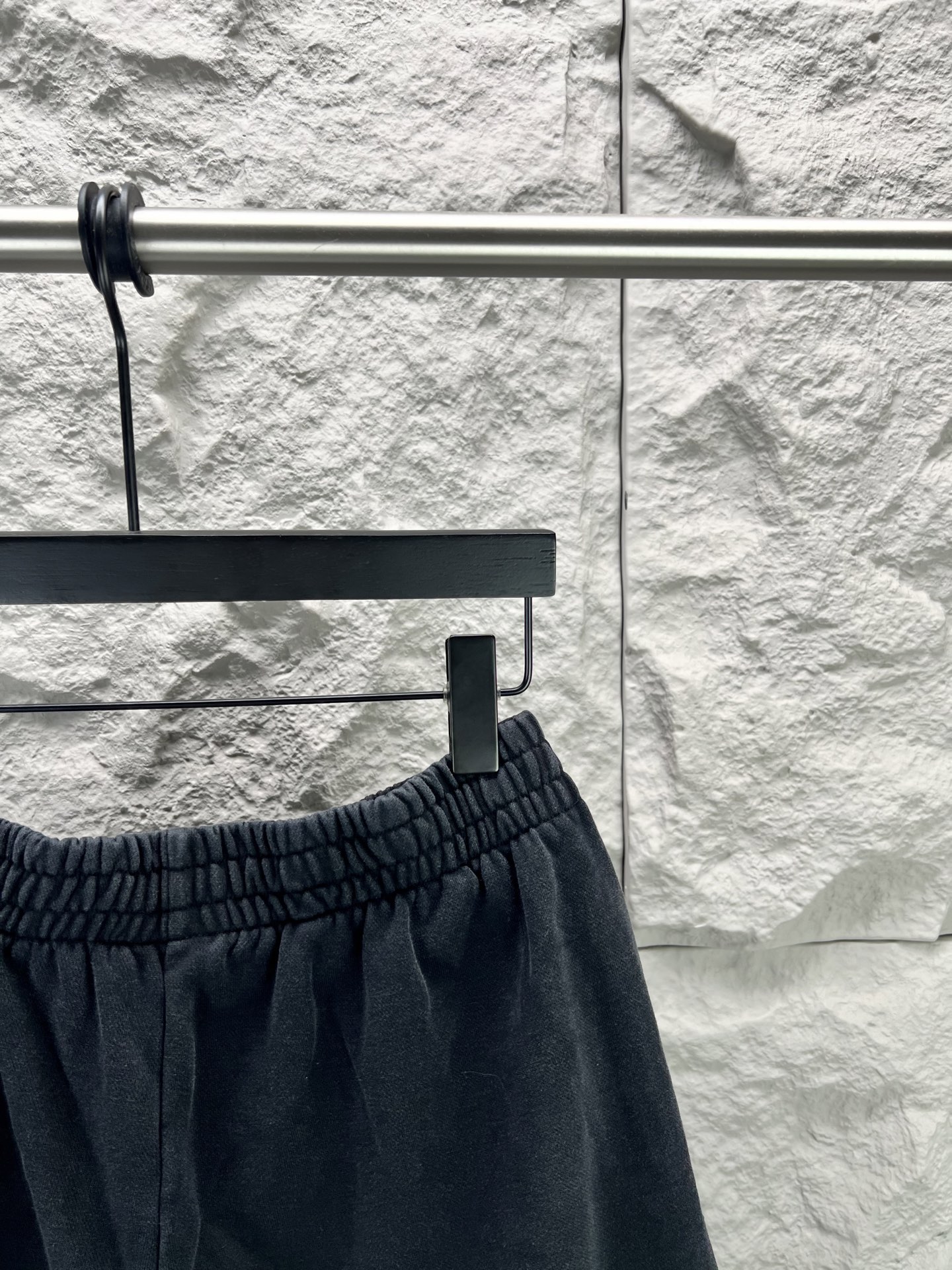 Balenciaga BALENCI*GA logo刺绣短裤这款白色休闲短裤采用重磅精梳棉混纺面料 经预缩与磨毛处理 布面呈现细腻绒感 亲肤透气且不易变形 腰头采用多道抽褶松紧带工艺 内置高弹橡筋与扁平抽绳 可自由调节松紧度 穿着无束缚感 裤身采用立体剪裁 侧缝与内缝使用双线包边工艺 牢固耐穿且避免线头外露 左裤腿处采用进口电脑刺绣工艺 精准绣制品牌字母标识 针脚细密平整 色彩饱和度高且不易脱落 裤脚采用双针卷边锁缝工艺 边缘平整挺括 视觉上更显利落 适配日常休闲 运动等多种场景 兼具实用性与潮流质感 整体走线平直细腻 面料舒适柔软 颜色一致无色差 能与同款搭配营造 造型 驾驭各种场合 定制辅料 三标齐全
