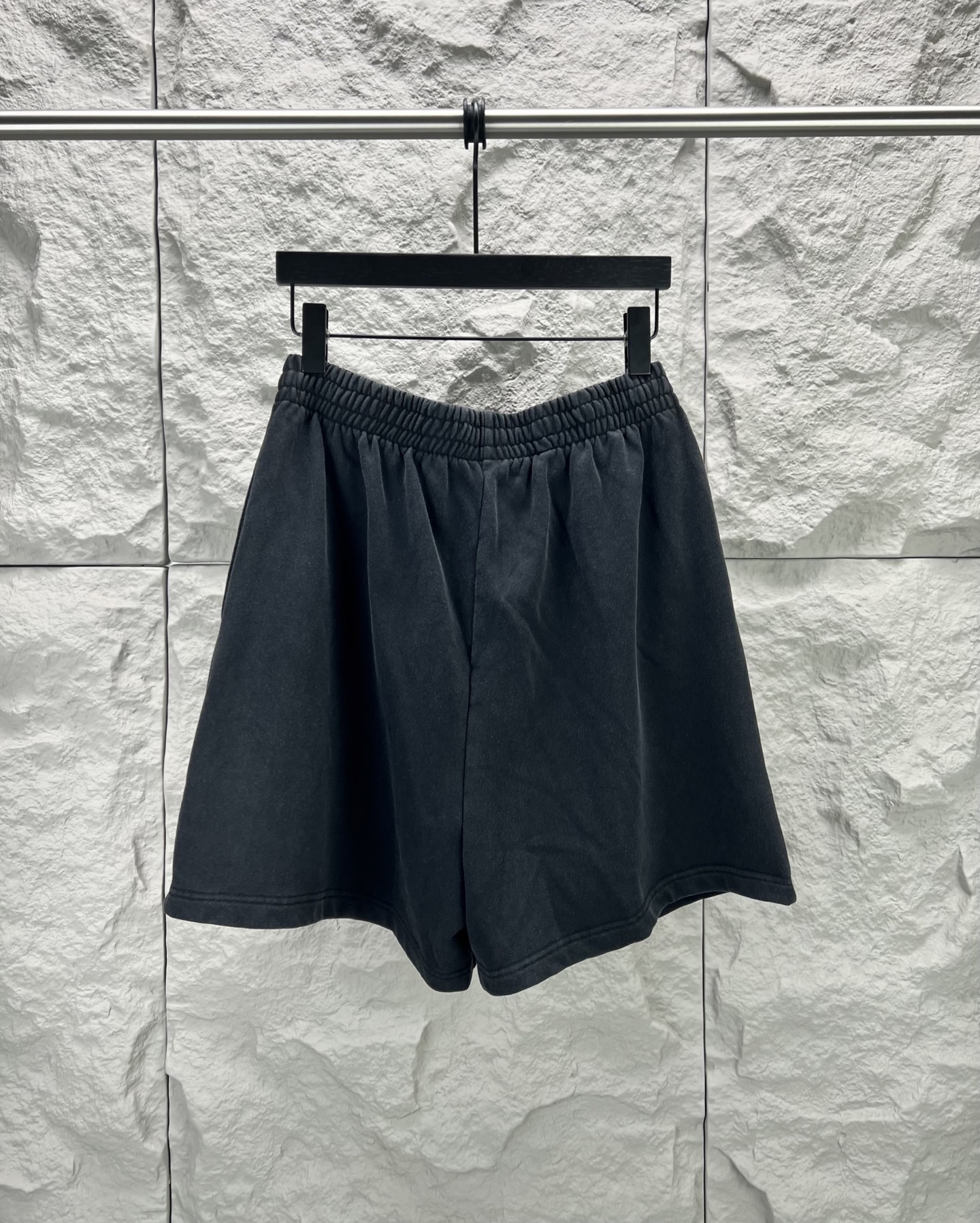 Balenciaga BALENCI*GA logo刺绣短裤这款白色休闲短裤采用重磅精梳棉混纺面料 经预缩与磨毛处理 布面呈现细腻绒感 亲肤透气且不易变形 腰头采用多道抽褶松紧带工艺 内置高弹橡筋与扁平抽绳 可自由调节松紧度 穿着无束缚感 裤身采用立体剪裁 侧缝与内缝使用双线包边工艺 牢固耐穿且避免线头外露 左裤腿处采用进口电脑刺绣工艺 精准绣制品牌字母标识 针脚细密平整 色彩饱和度高且不易脱落 裤脚采用双针卷边锁缝工艺 边缘平整挺括 视觉上更显利落 适配日常休闲 运动等多种场景 兼具实用性与潮流质感 整体走线平直细腻 面料舒适柔软 颜色一致无色差 能与同款搭配营造 造型 驾驭各种场合 定制辅料 三标齐全
