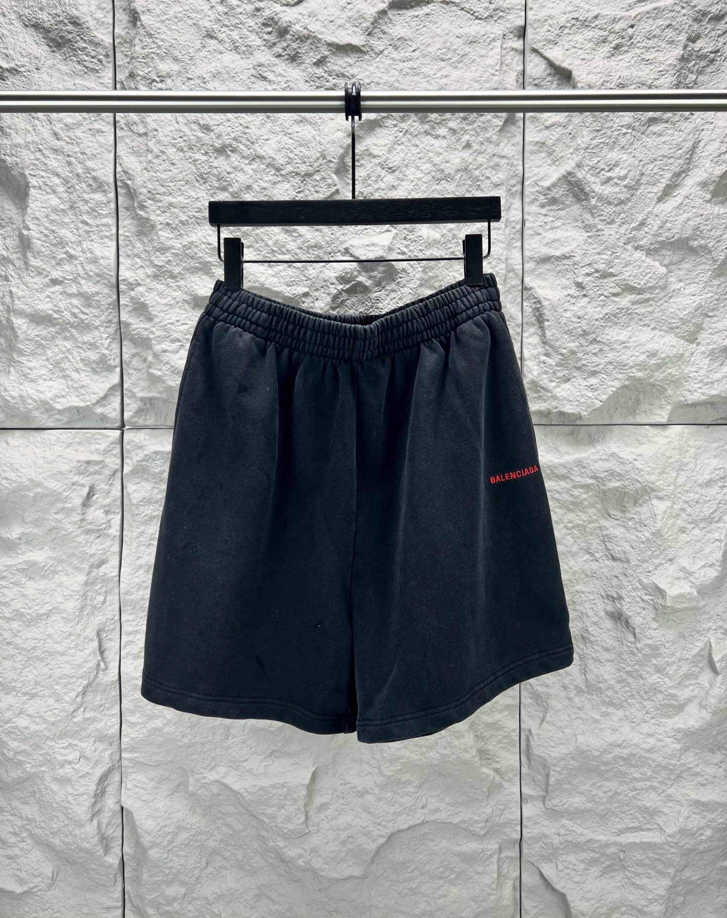 Balenciaga BALENCI*GA logo刺绣短裤这款白色休闲短裤采用重磅精梳棉混纺面料 经预缩与磨毛处理 布面呈现细腻绒感 亲肤透气且不易变形 腰头采用多道抽褶松紧带工艺 内置高弹橡筋与扁平抽绳 可自由调节松紧度 穿着无束缚感 裤身采用立体剪裁 侧缝与内缝使用双线包边工艺 牢固耐穿且避免线头外露 左裤腿处采用进口电脑刺绣工艺 精准绣制品牌字母标识 针脚细密平整 色彩饱和度高且不易脱落 裤脚采用双针卷边锁缝工艺 边缘平整挺括 视觉上更显利落 适配日常休闲 运动等多种场景 兼具实用性与潮流质感 整体走线平直细腻 面料舒适柔软 颜色一致无色差 能与同款搭配营造 造型 驾驭各种场合 定制辅料 三标齐全