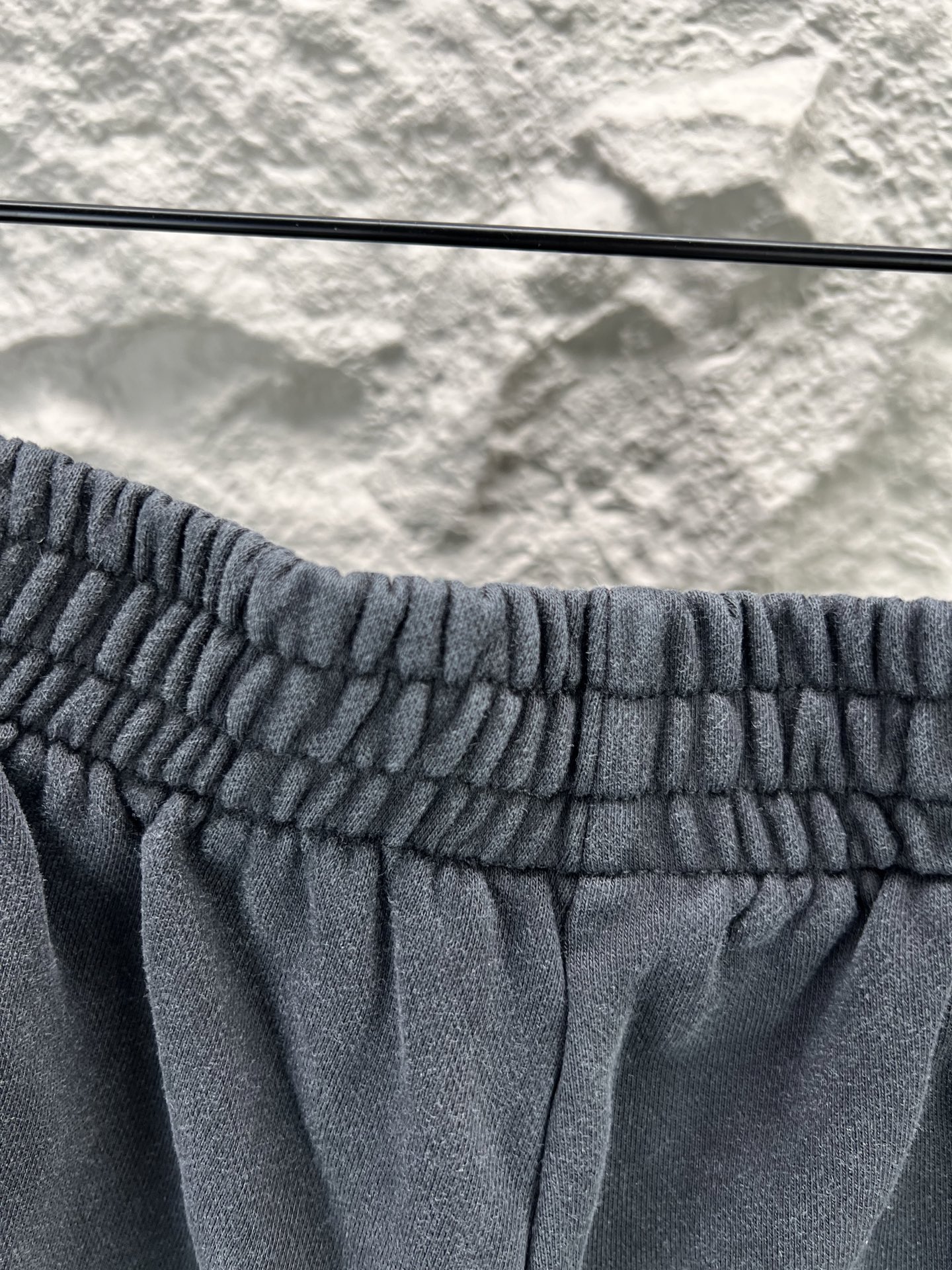Balenciaga BALENCI*GA logo刺绣短裤这款白色休闲短裤采用重磅精梳棉混纺面料 经预缩与磨毛处理 布面呈现细腻绒感 亲肤透气且不易变形 腰头采用多道抽褶松紧带工艺 内置高弹橡筋与扁平抽绳 可自由调节松紧度 穿着无束缚感 裤身采用立体剪裁 侧缝与内缝使用双线包边工艺 牢固耐穿且避免线头外露 左裤腿处采用进口电脑刺绣工艺 精准绣制品牌字母标识 针脚细密平整 色彩饱和度高且不易脱落 裤脚采用双针卷边锁缝工艺 边缘平整挺括 视觉上更显利落 适配日常休闲 运动等多种场景 兼具实用性与潮流质感 整体走线平直细腻 面料舒适柔软 颜色一致无色差 能与同款搭配营造 造型 驾驭各种场合 定制辅料 三标齐全