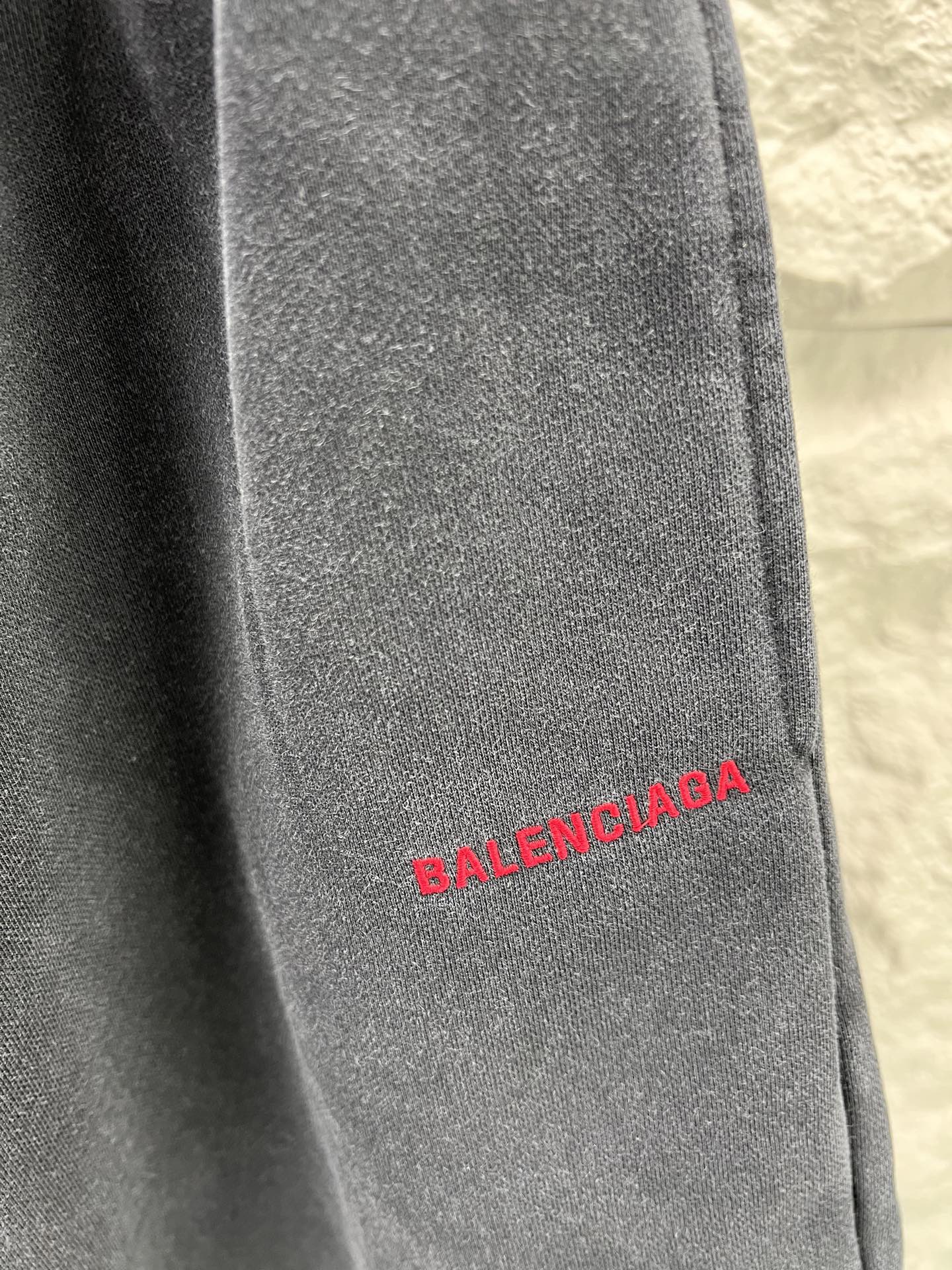 Balenciaga BALENCI*GA logo刺绣短裤这款白色休闲短裤采用重磅精梳棉混纺面料 经预缩与磨毛处理 布面呈现细腻绒感 亲肤透气且不易变形 腰头采用多道抽褶松紧带工艺 内置高弹橡筋与扁平抽绳 可自由调节松紧度 穿着无束缚感 裤身采用立体剪裁 侧缝与内缝使用双线包边工艺 牢固耐穿且避免线头外露 左裤腿处采用进口电脑刺绣工艺 精准绣制品牌字母标识 针脚细密平整 色彩饱和度高且不易脱落 裤脚采用双针卷边锁缝工艺 边缘平整挺括 视觉上更显利落 适配日常休闲 运动等多种场景 兼具实用性与潮流质感 整体走线平直细腻 面料舒适柔软 颜色一致无色差 能与同款搭配营造 造型 驾驭各种场合 定制辅料 三标齐全