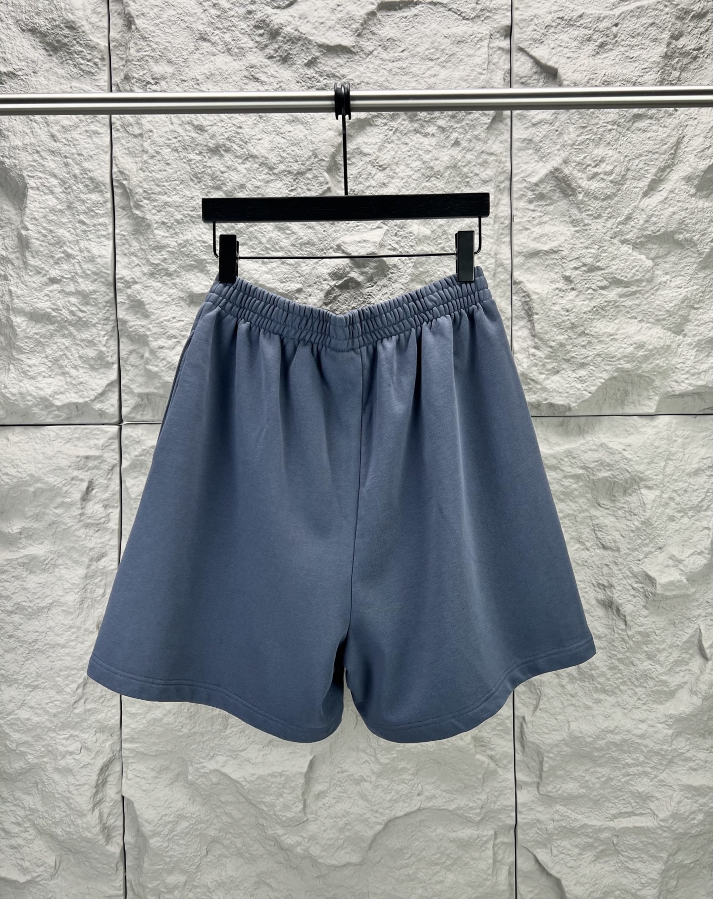 Balenciaga BALENCI*GA logo刺绣短裤这款白色休闲短裤采用重磅精梳棉混纺面料 经预缩与磨毛处理 布面呈现细腻绒感 亲肤透气且不易变形 腰头采用多道抽褶松紧带工艺 内置高弹橡筋与扁平抽绳 可自由调节松紧度 穿着无束缚感 裤身采用立体剪裁 侧缝与内缝使用双线包边工艺 牢固耐穿且避免线头外露 左裤腿处采用进口电脑刺绣工艺 精准绣制品牌字母标识 针脚细密平整 色彩饱和度高且不易脱落 裤脚采用双针卷边锁缝工艺 边缘平整挺括 视觉上更显利落 适配日常休闲 运动等多种场景 兼具实用性与潮流质感 整体走线平直细腻 面料舒适柔软 颜色一致无色差 能与同款搭配营造 造型 驾驭各种场合 定制辅料 三标齐全