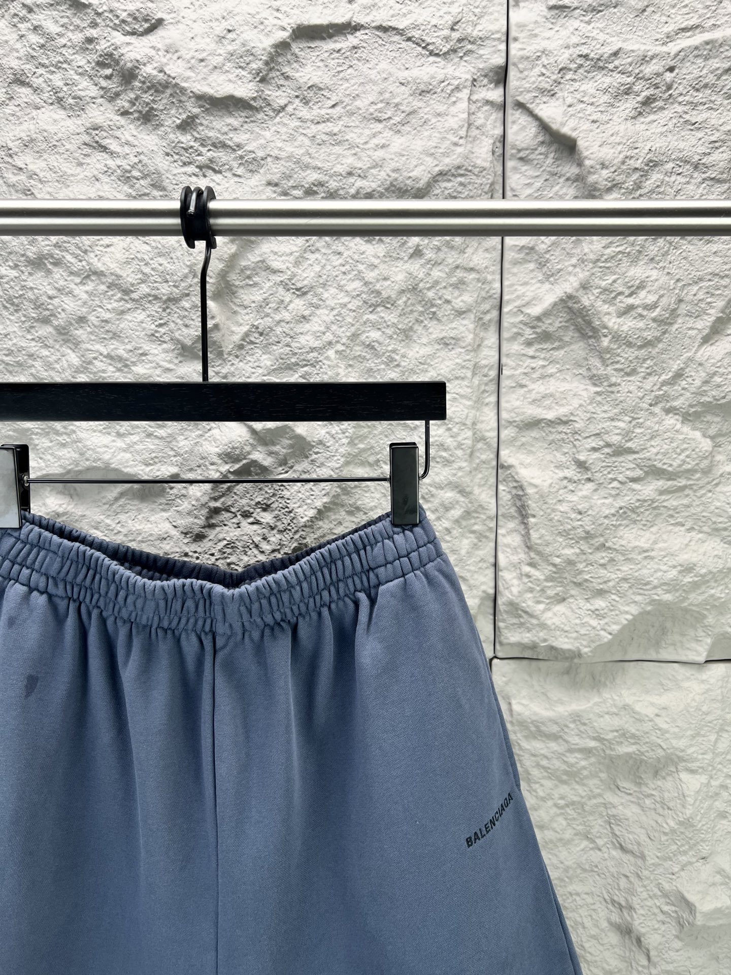 Balenciaga BALENCI*GA logo刺绣短裤这款白色休闲短裤采用重磅精梳棉混纺面料 经预缩与磨毛处理 布面呈现细腻绒感 亲肤透气且不易变形 腰头采用多道抽褶松紧带工艺 内置高弹橡筋与扁平抽绳 可自由调节松紧度 穿着无束缚感 裤身采用立体剪裁 侧缝与内缝使用双线包边工艺 牢固耐穿且避免线头外露 左裤腿处采用进口电脑刺绣工艺 精准绣制品牌字母标识 针脚细密平整 色彩饱和度高且不易脱落 裤脚采用双针卷边锁缝工艺 边缘平整挺括 视觉上更显利落 适配日常休闲 运动等多种场景 兼具实用性与潮流质感 整体走线平直细腻 面料舒适柔软 颜色一致无色差 能与同款搭配营造 造型 驾驭各种场合 定制辅料 三标齐全