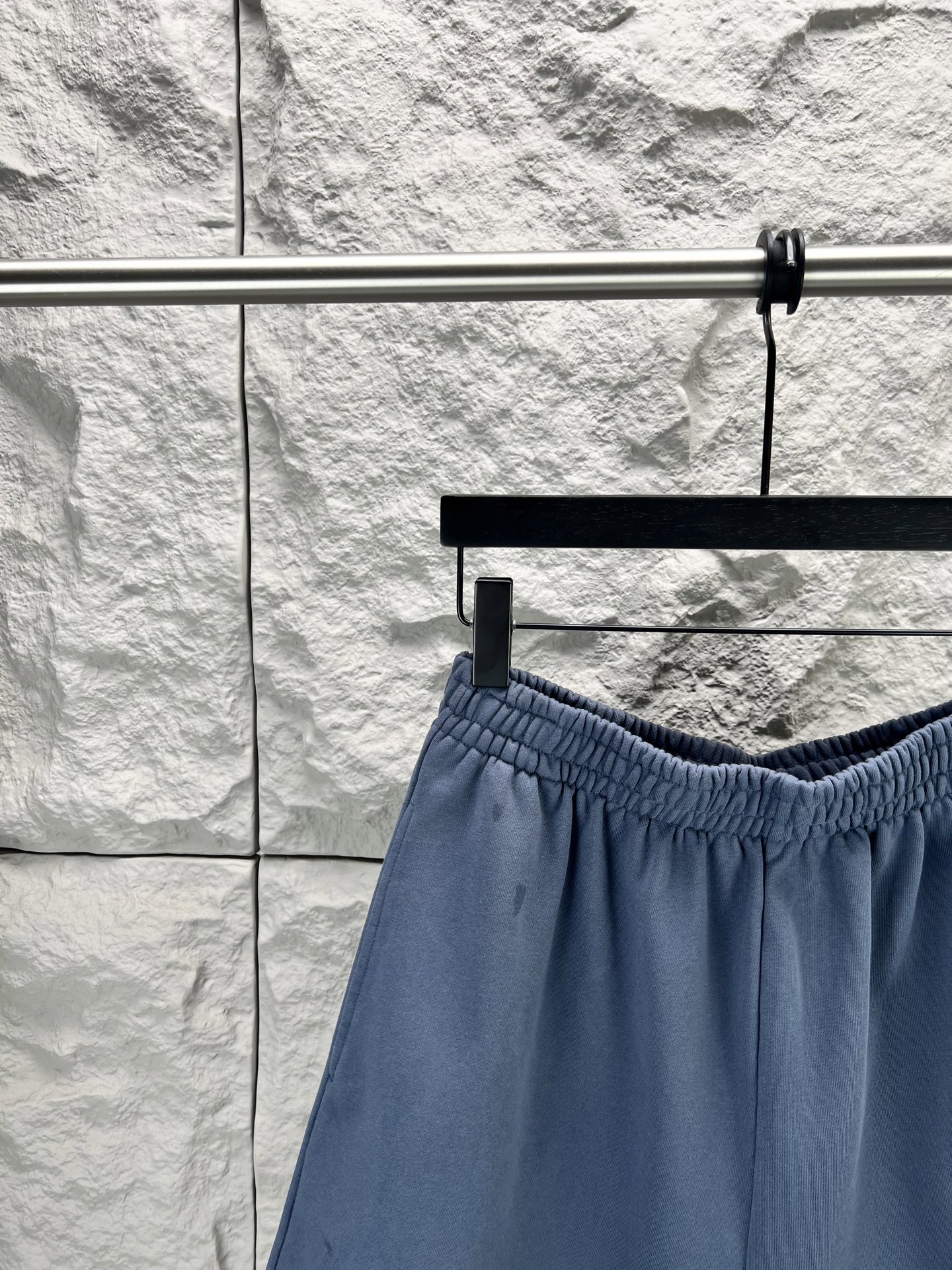 Balenciaga BALENCI*GA logo刺绣短裤这款白色休闲短裤采用重磅精梳棉混纺面料 经预缩与磨毛处理 布面呈现细腻绒感 亲肤透气且不易变形 腰头采用多道抽褶松紧带工艺 内置高弹橡筋与扁平抽绳 可自由调节松紧度 穿着无束缚感 裤身采用立体剪裁 侧缝与内缝使用双线包边工艺 牢固耐穿且避免线头外露 左裤腿处采用进口电脑刺绣工艺 精准绣制品牌字母标识 针脚细密平整 色彩饱和度高且不易脱落 裤脚采用双针卷边锁缝工艺 边缘平整挺括 视觉上更显利落 适配日常休闲 运动等多种场景 兼具实用性与潮流质感 整体走线平直细腻 面料舒适柔软 颜色一致无色差 能与同款搭配营造 造型 驾驭各种场合 定制辅料 三标齐全
