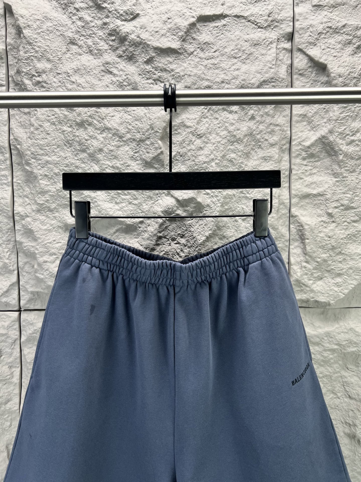 Balenciaga BALENCI*GA logo刺绣短裤这款白色休闲短裤采用重磅精梳棉混纺面料 经预缩与磨毛处理 布面呈现细腻绒感 亲肤透气且不易变形 腰头采用多道抽褶松紧带工艺 内置高弹橡筋与扁平抽绳 可自由调节松紧度 穿着无束缚感 裤身采用立体剪裁 侧缝与内缝使用双线包边工艺 牢固耐穿且避免线头外露 左裤腿处采用进口电脑刺绣工艺 精准绣制品牌字母标识 针脚细密平整 色彩饱和度高且不易脱落 裤脚采用双针卷边锁缝工艺 边缘平整挺括 视觉上更显利落 适配日常休闲 运动等多种场景 兼具实用性与潮流质感 整体走线平直细腻 面料舒适柔软 颜色一致无色差 能与同款搭配营造 造型 驾驭各种场合 定制辅料 三标齐全