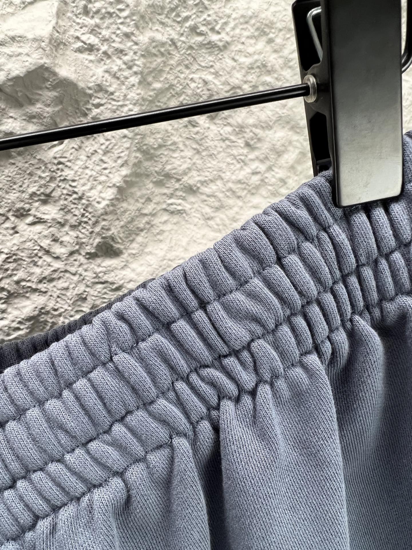 Balenciaga BALENCI*GA logo刺绣短裤这款白色休闲短裤采用重磅精梳棉混纺面料 经预缩与磨毛处理 布面呈现细腻绒感 亲肤透气且不易变形 腰头采用多道抽褶松紧带工艺 内置高弹橡筋与扁平抽绳 可自由调节松紧度 穿着无束缚感 裤身采用立体剪裁 侧缝与内缝使用双线包边工艺 牢固耐穿且避免线头外露 左裤腿处采用进口电脑刺绣工艺 精准绣制品牌字母标识 针脚细密平整 色彩饱和度高且不易脱落 裤脚采用双针卷边锁缝工艺 边缘平整挺括 视觉上更显利落 适配日常休闲 运动等多种场景 兼具实用性与潮流质感 整体走线平直细腻 面料舒适柔软 颜色一致无色差 能与同款搭配营造 造型 驾驭各种场合 定制辅料 三标齐全
