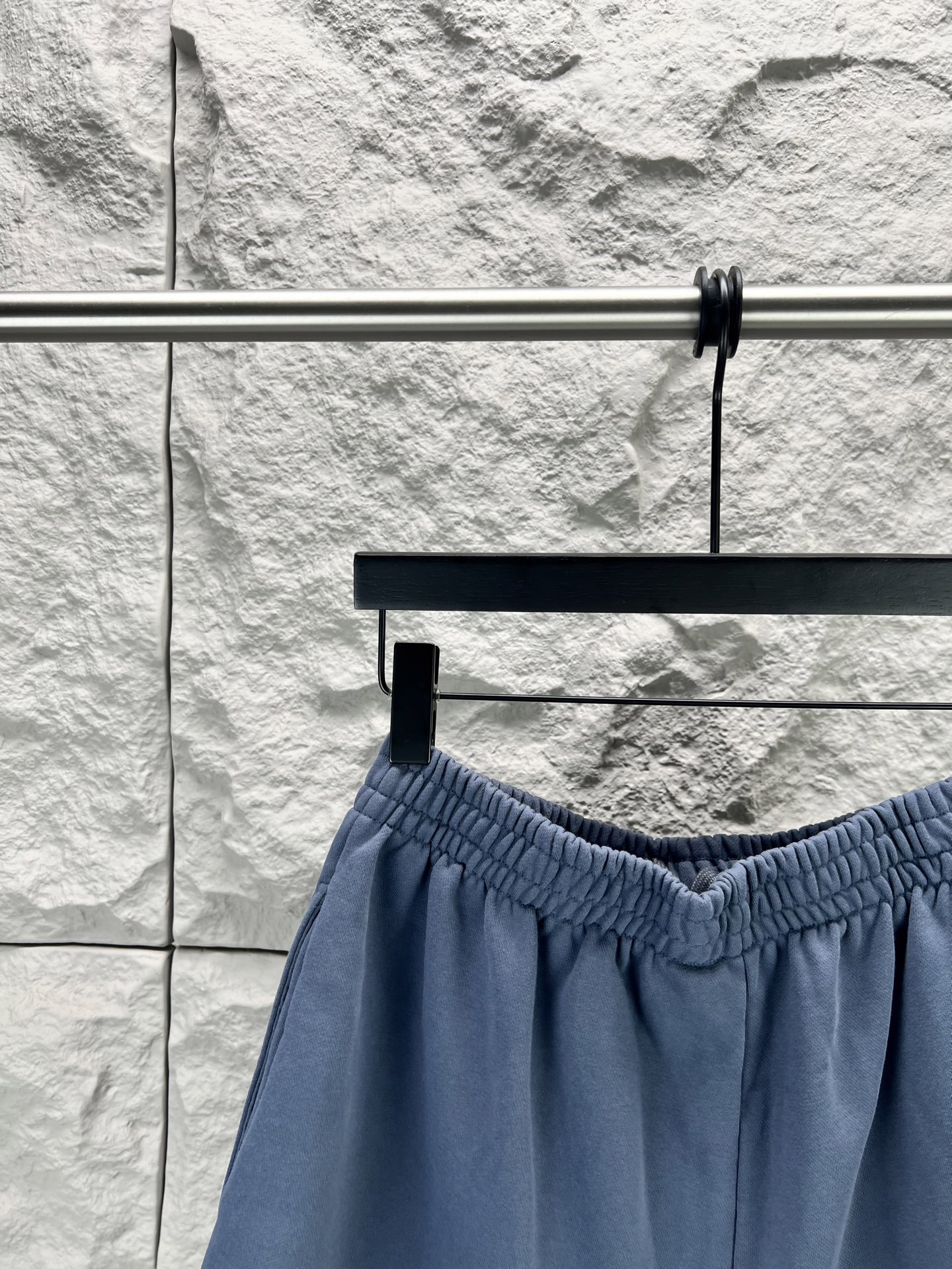 Balenciaga BALENCI*GA logo刺绣短裤这款白色休闲短裤采用重磅精梳棉混纺面料 经预缩与磨毛处理 布面呈现细腻绒感 亲肤透气且不易变形 腰头采用多道抽褶松紧带工艺 内置高弹橡筋与扁平抽绳 可自由调节松紧度 穿着无束缚感 裤身采用立体剪裁 侧缝与内缝使用双线包边工艺 牢固耐穿且避免线头外露 左裤腿处采用进口电脑刺绣工艺 精准绣制品牌字母标识 针脚细密平整 色彩饱和度高且不易脱落 裤脚采用双针卷边锁缝工艺 边缘平整挺括 视觉上更显利落 适配日常休闲 运动等多种场景 兼具实用性与潮流质感 整体走线平直细腻 面料舒适柔软 颜色一致无色差 能与同款搭配营造 造型 驾驭各种场合 定制辅料 三标齐全