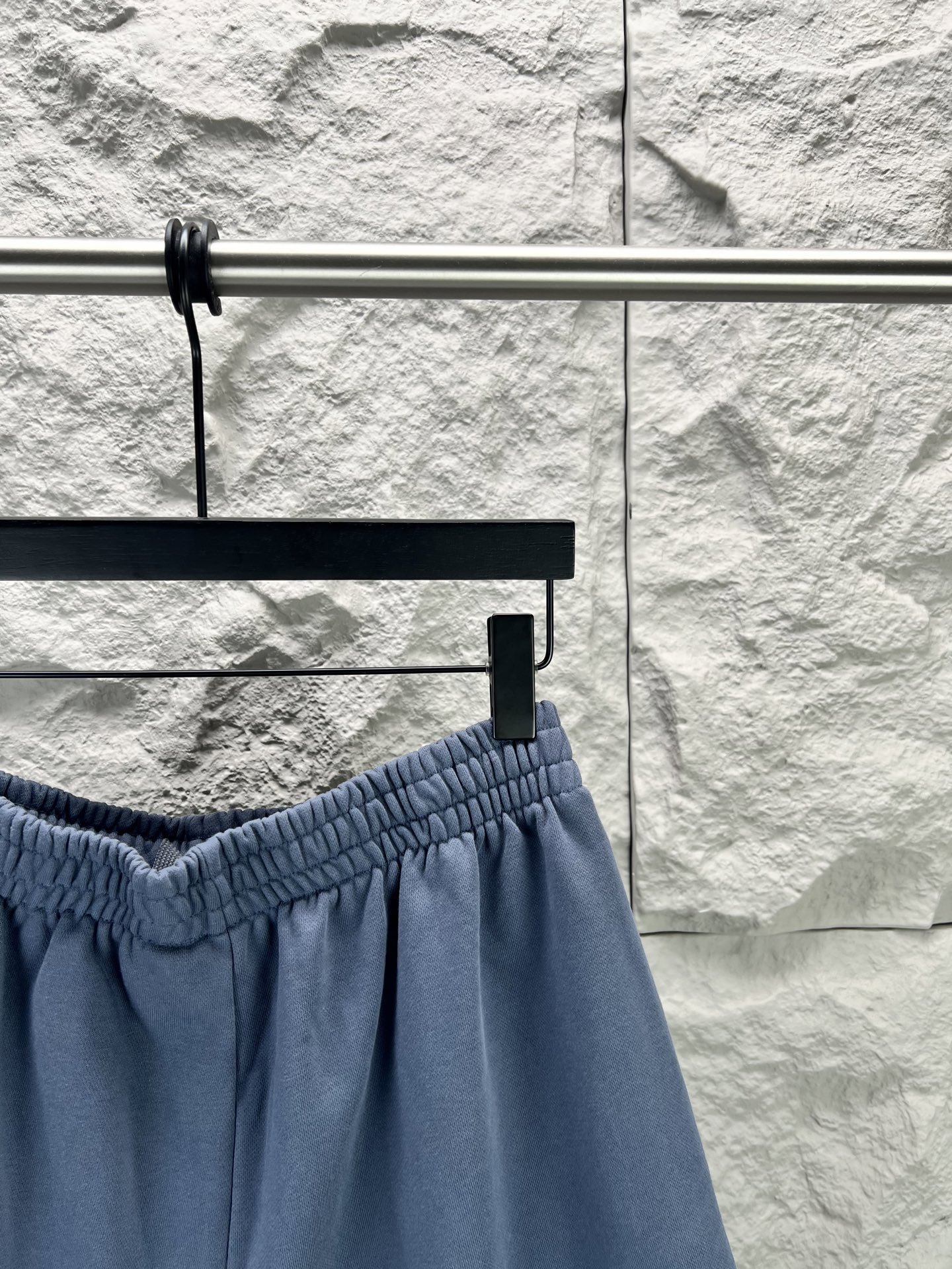 Balenciaga BALENCI*GA logo刺绣短裤这款白色休闲短裤采用重磅精梳棉混纺面料 经预缩与磨毛处理 布面呈现细腻绒感 亲肤透气且不易变形 腰头采用多道抽褶松紧带工艺 内置高弹橡筋与扁平抽绳 可自由调节松紧度 穿着无束缚感 裤身采用立体剪裁 侧缝与内缝使用双线包边工艺 牢固耐穿且避免线头外露 左裤腿处采用进口电脑刺绣工艺 精准绣制品牌字母标识 针脚细密平整 色彩饱和度高且不易脱落 裤脚采用双针卷边锁缝工艺 边缘平整挺括 视觉上更显利落 适配日常休闲 运动等多种场景 兼具实用性与潮流质感 整体走线平直细腻 面料舒适柔软 颜色一致无色差 能与同款搭配营造 造型 驾驭各种场合 定制辅料 三标齐全