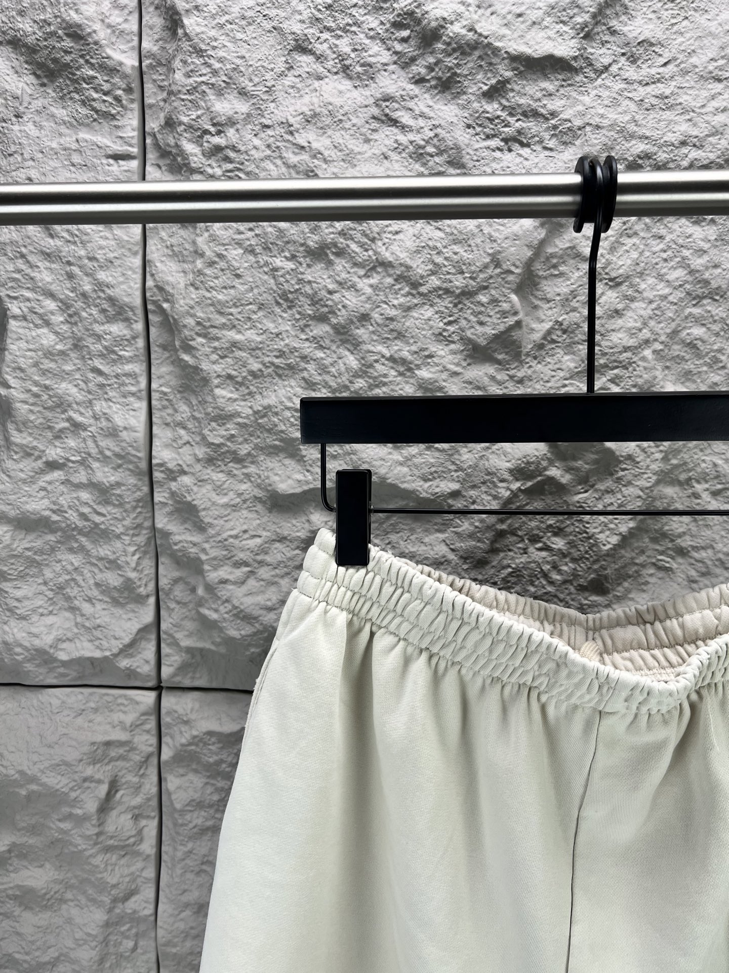Balenciaga BALENCI*GA logo刺绣短裤这款白色休闲短裤采用重磅精梳棉混纺面料 经预缩与磨毛处理 布面呈现细腻绒感 亲肤透气且不易变形 腰头采用多道抽褶松紧带工艺 内置高弹橡筋与扁平抽绳 可自由调节松紧度 穿着无束缚感 裤身采用立体剪裁 侧缝与内缝使用双线包边工艺 牢固耐穿且避免线头外露 左裤腿处采用进口电脑刺绣工艺 精准绣制品牌字母标识 针脚细密平整 色彩饱和度高且不易脱落 裤脚采用双针卷边锁缝工艺 边缘平整挺括 视觉上更显利落 适配日常休闲 运动等多种场景 兼具实用性与潮流质感 整体走线平直细腻 面料舒适柔软 颜色一致无色差 能与同款搭配营造 造型 驾驭各种场合 定制辅料 三标齐全
