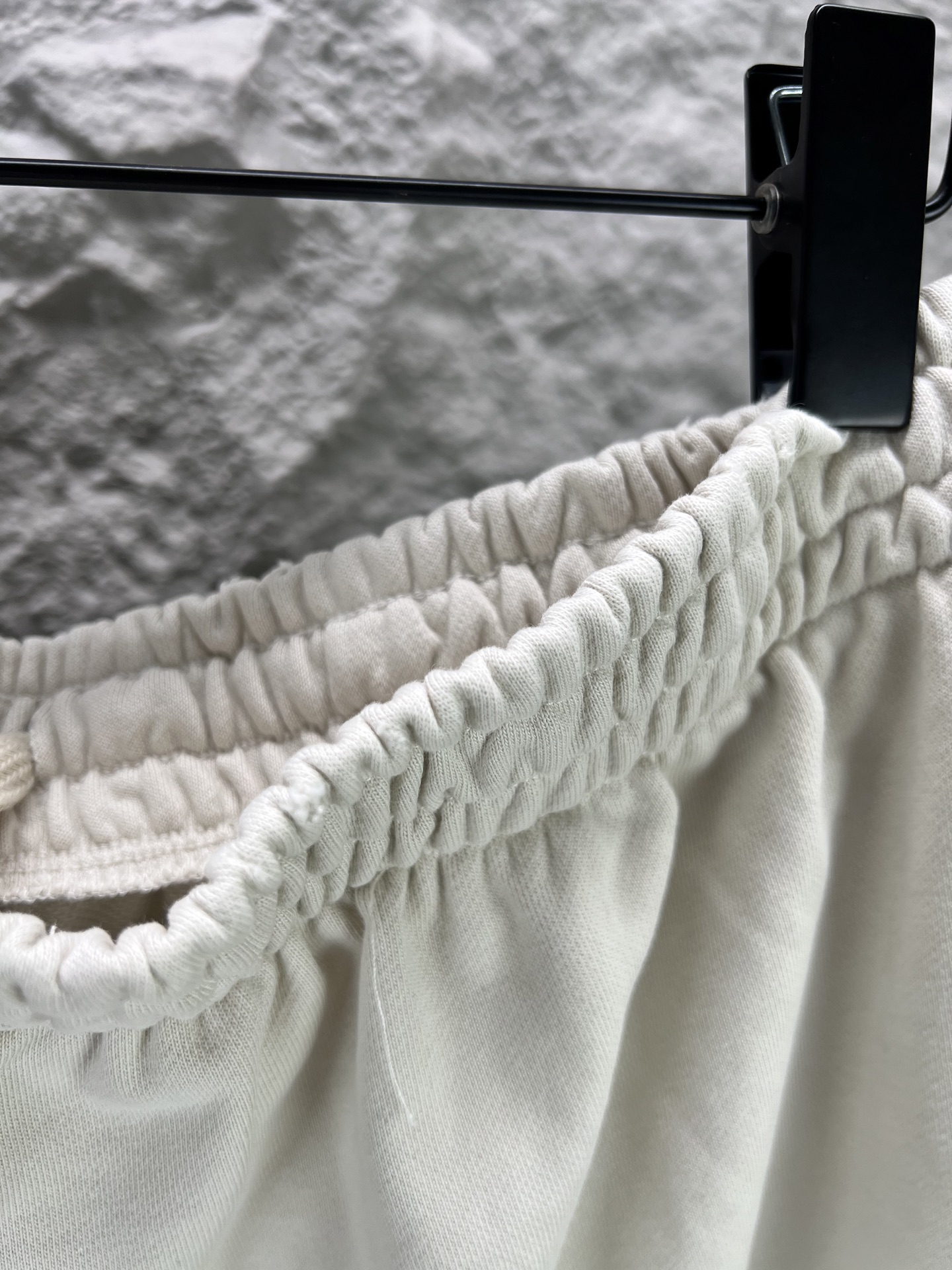 Balenciaga BALENCI*GA logo刺绣短裤这款白色休闲短裤采用重磅精梳棉混纺面料 经预缩与磨毛处理 布面呈现细腻绒感 亲肤透气且不易变形 腰头采用多道抽褶松紧带工艺 内置高弹橡筋与扁平抽绳 可自由调节松紧度 穿着无束缚感 裤身采用立体剪裁 侧缝与内缝使用双线包边工艺 牢固耐穿且避免线头外露 左裤腿处采用进口电脑刺绣工艺 精准绣制品牌字母标识 针脚细密平整 色彩饱和度高且不易脱落 裤脚采用双针卷边锁缝工艺 边缘平整挺括 视觉上更显利落 适配日常休闲 运动等多种场景 兼具实用性与潮流质感 整体走线平直细腻 面料舒适柔软 颜色一致无色差 能与同款搭配营造 造型 驾驭各种场合 定制辅料 三标齐全
